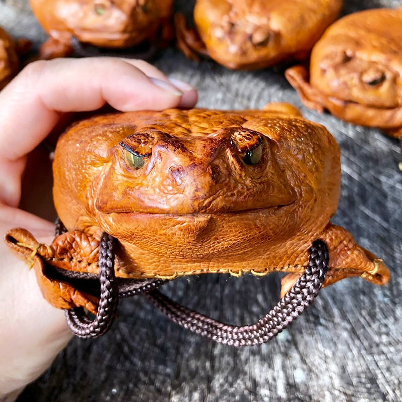 仿真蛤乸青蛙銀包| 嚇9朋友系列| 蛤蟆乳膠包包| 真係咁大隻蛤乸隨街跳 |呱呱呱斜孭小包