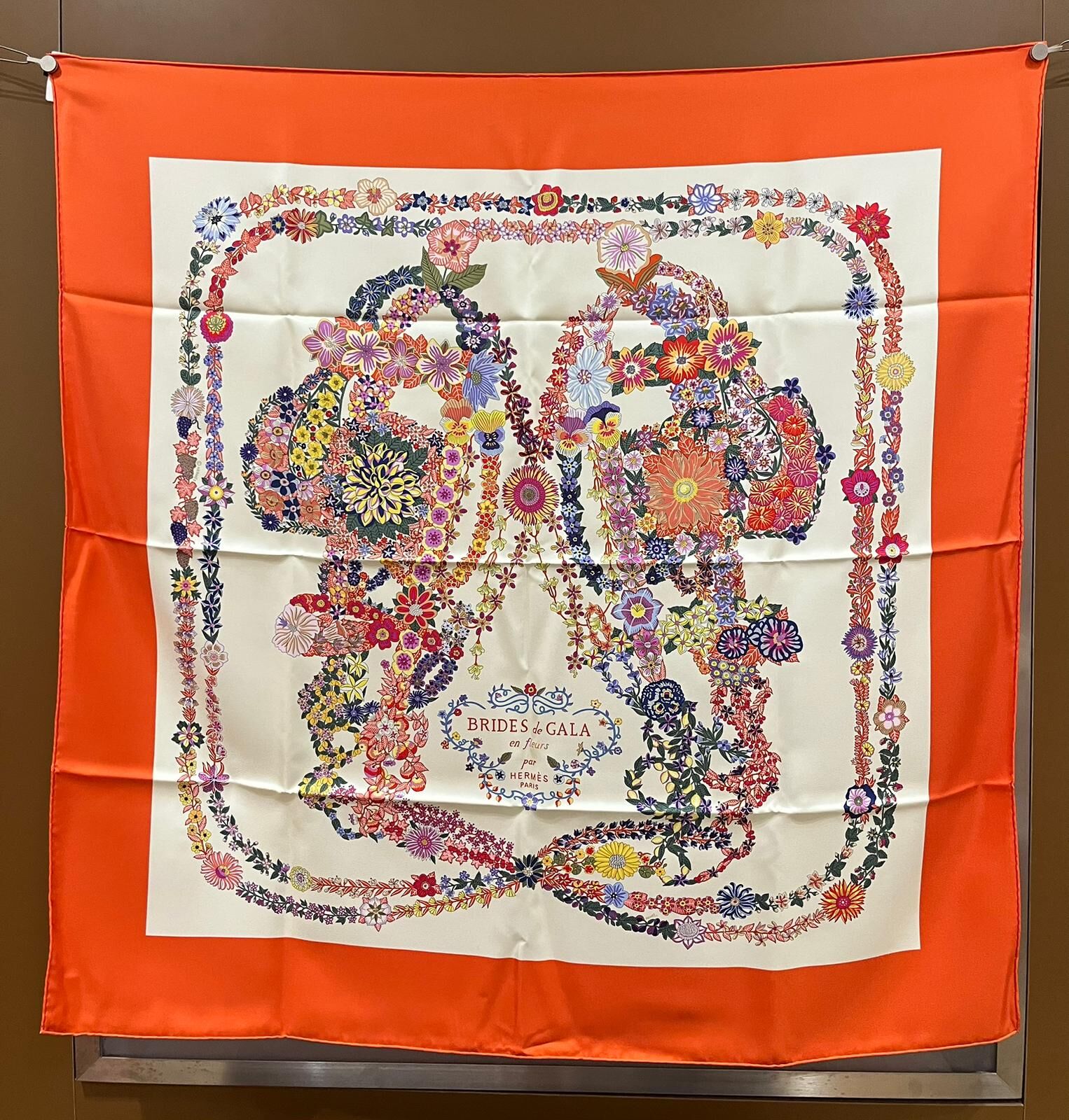 Brides de gala en fleurs  scarf 100%soie 90x90cm vermillon / vanille/multicolore