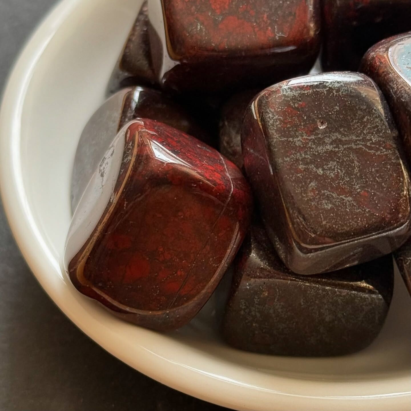 [原石] 紅碧玉赤鐵礦共生 水晶滾石