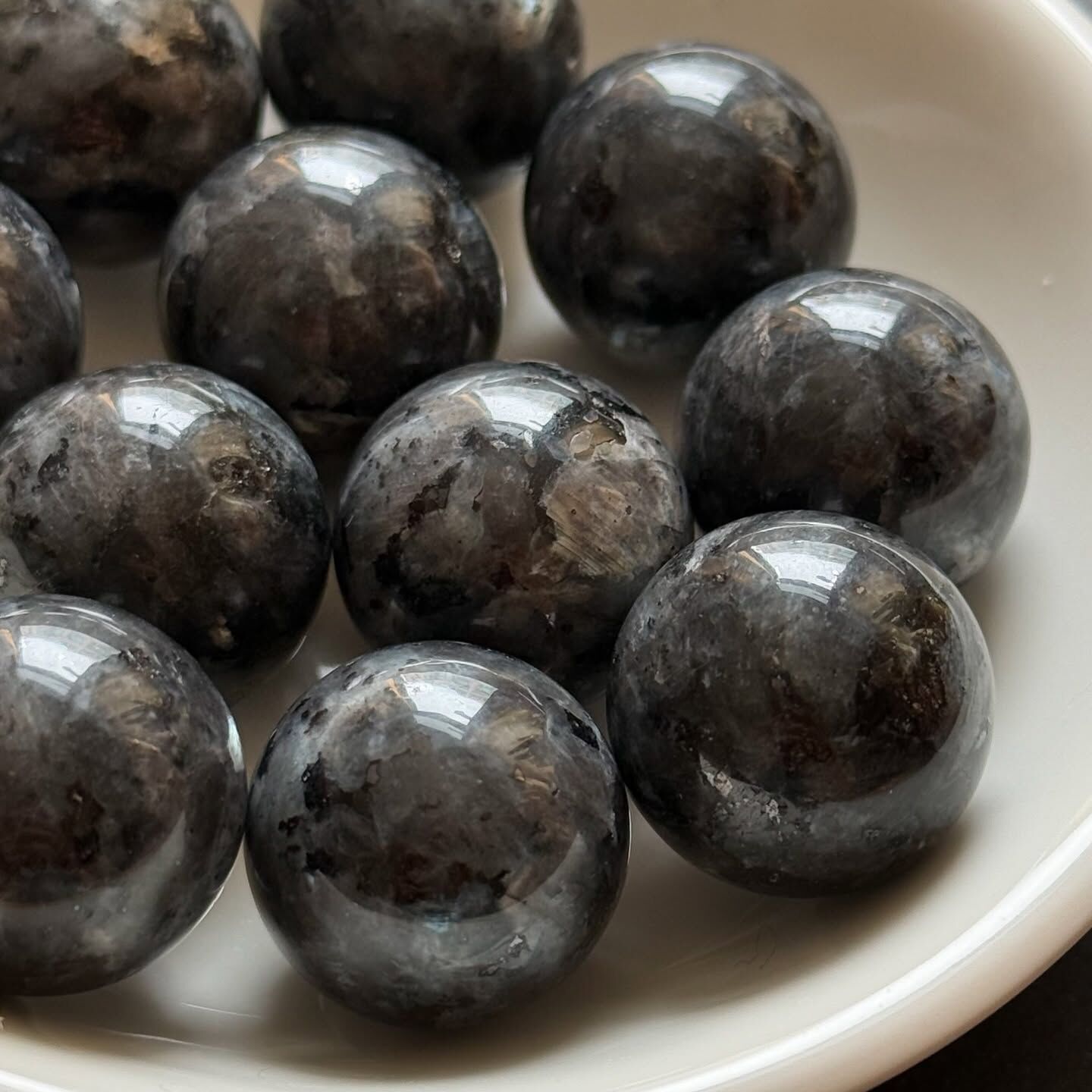 [原石] 歪鹼正長岩 水晶小球