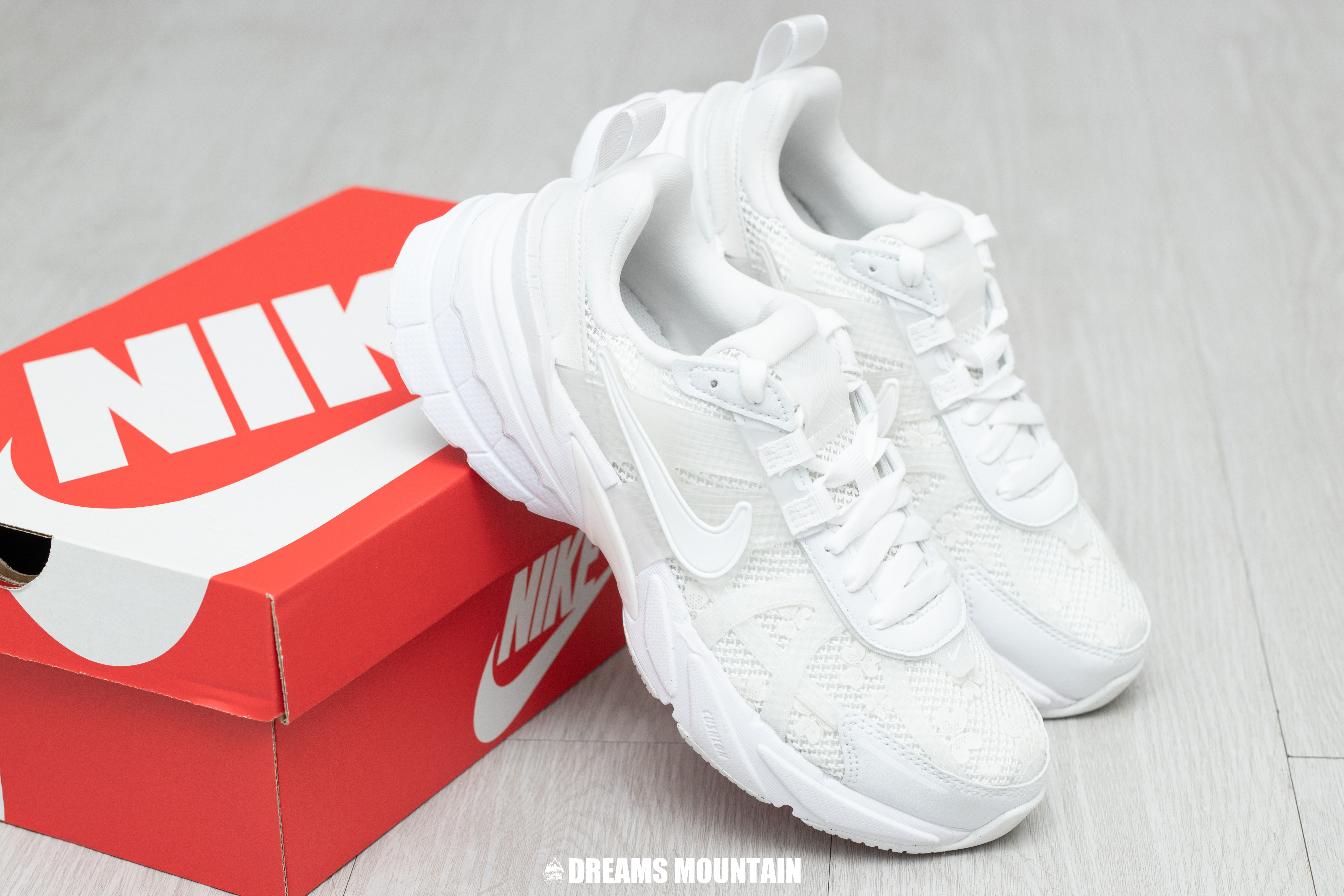 【預訂】NIKE V2K RUN "老爹鞋" 全白幸運草-WOMEN