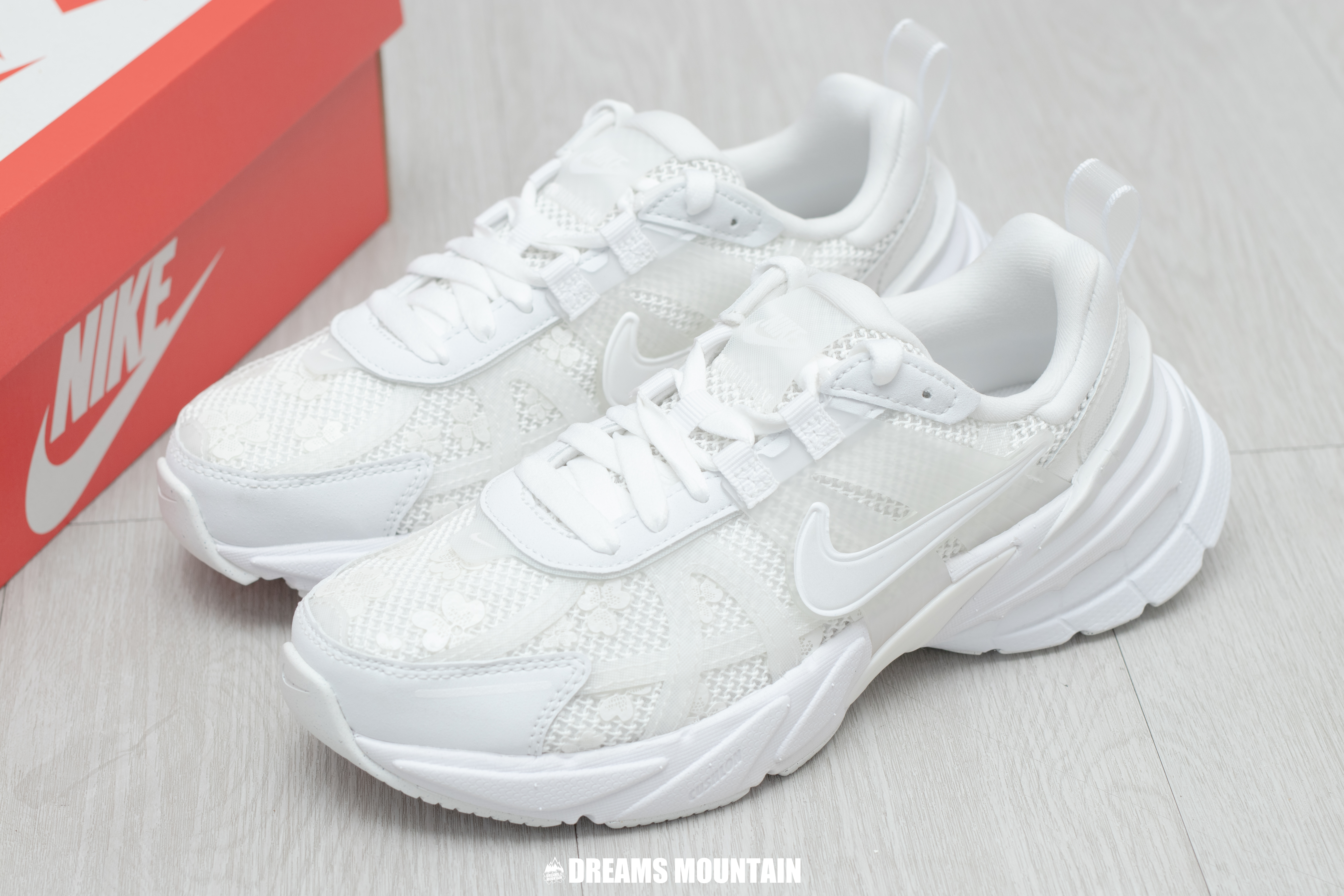 【預訂】NIKE V2K RUN "老爹鞋" 全白幸運草-WOMEN