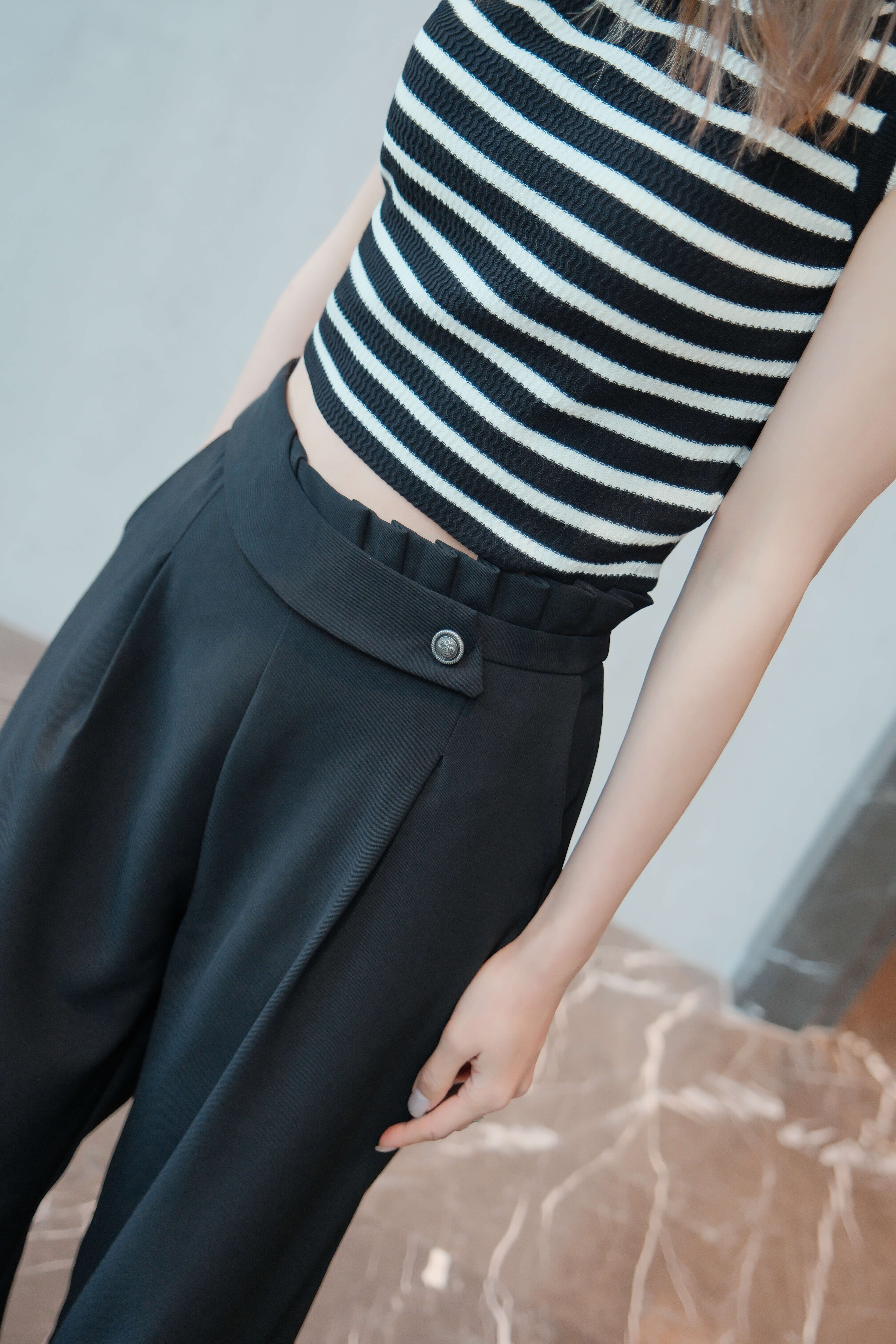 Ruffles Waist Details Straight-Leg Pants_PT253L02