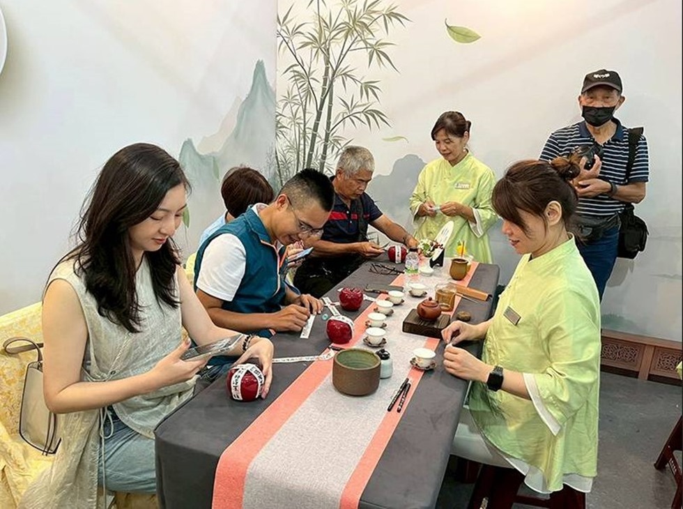 杉林溪竹山國際茶道節邀請來自日本與韓國的茶道師現場展演，一次欣賞東亞三國截然不同的茶道風格與儀式美感。