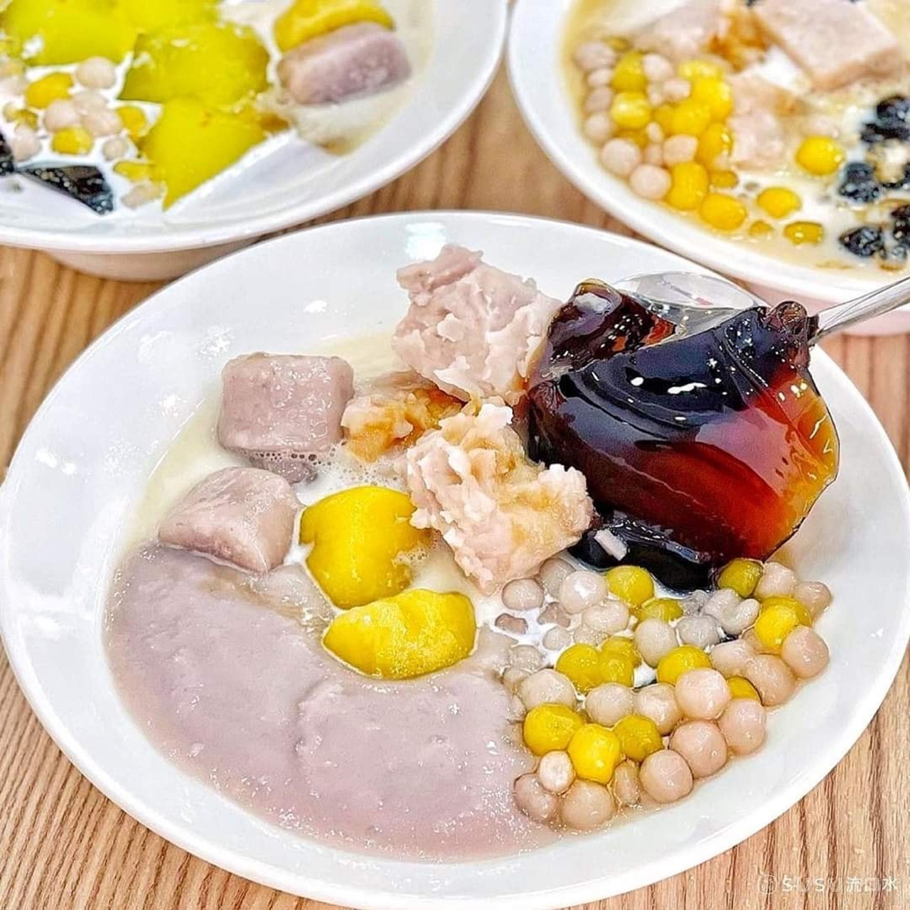 仙草凍彈嫩的膠質口感、帶著微微的草本香，吃起來十分清新，很多人會搭配糖水、牛奶或豆花一起吃。