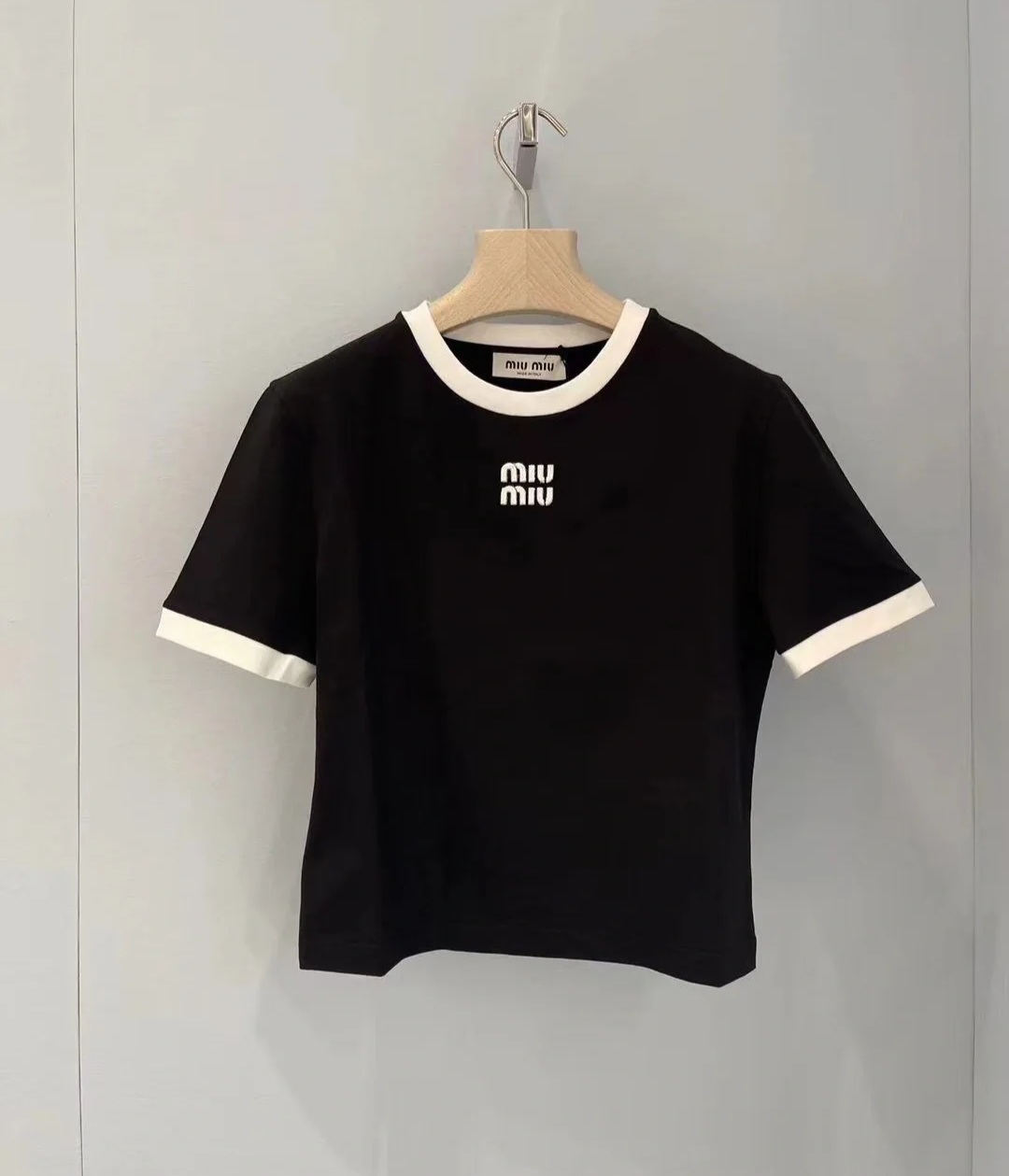Miu Miu 黑色白邊字母 Tee