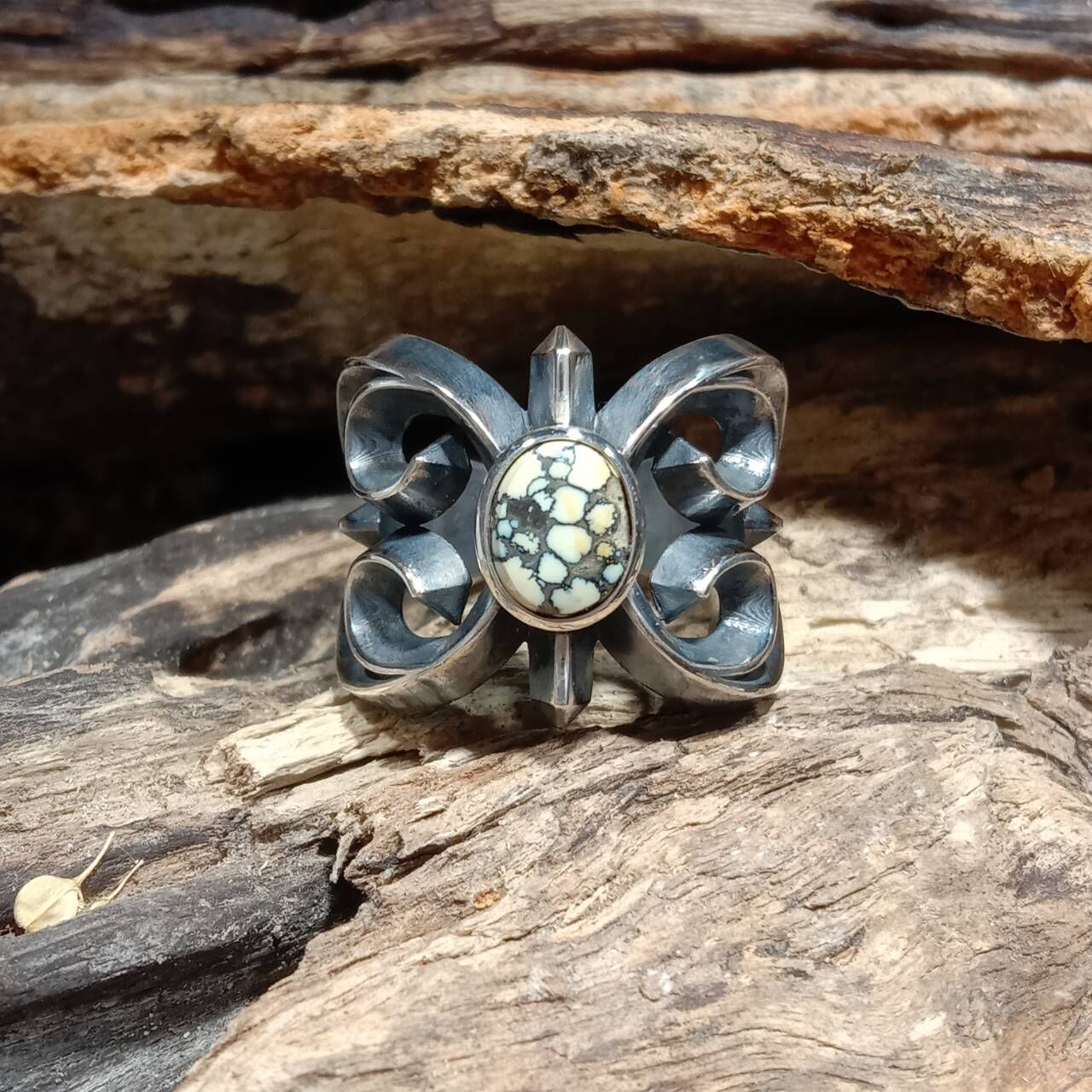 *Black Venom Jewelry- Freedom & Prayer 雙心花戒鑲 Damale 磷鋁石