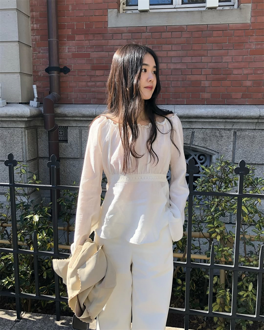 6W03 浪漫別緻蕾絲圓領上衣 兩色