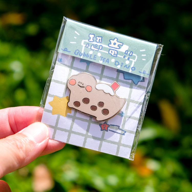 狗狗的小跳步，繪蹦砰！｜金屬徽章｜富士山珍奶雷龍