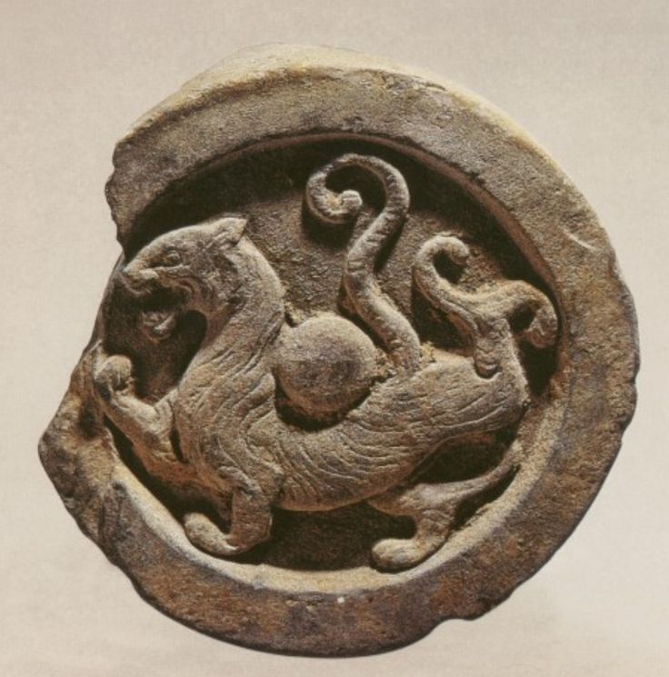 「古代圓形瓦當浮雕｜浮雕圖案為一隻躍動中的白虎神獸，雕刻線條簡練有力，呈現古代東亞建築中的四神獸守護意象，具有歷史與文化藝術價值」