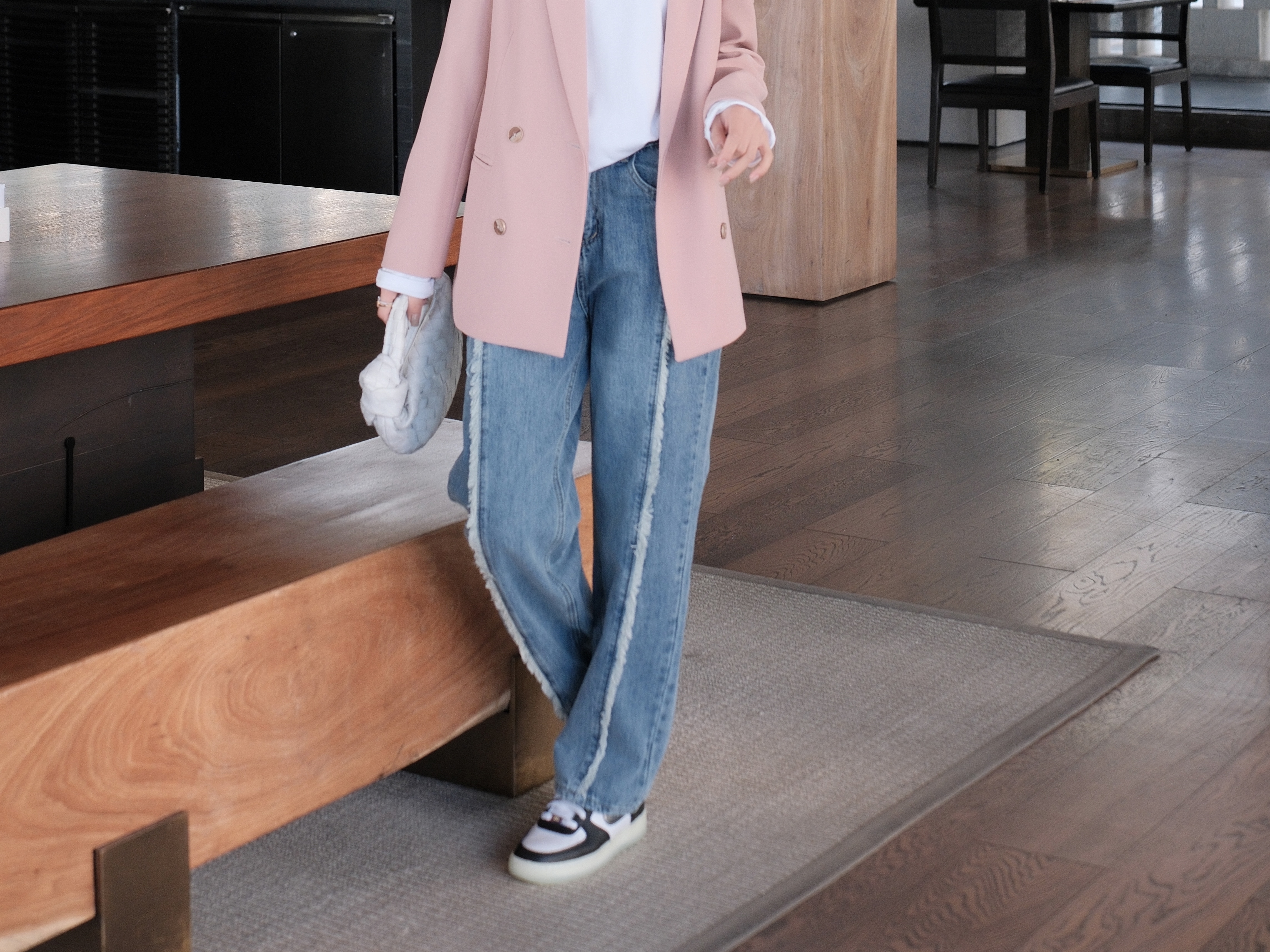 Trimmed Details High-Rise Wide-Leg Jeans_JE253L15