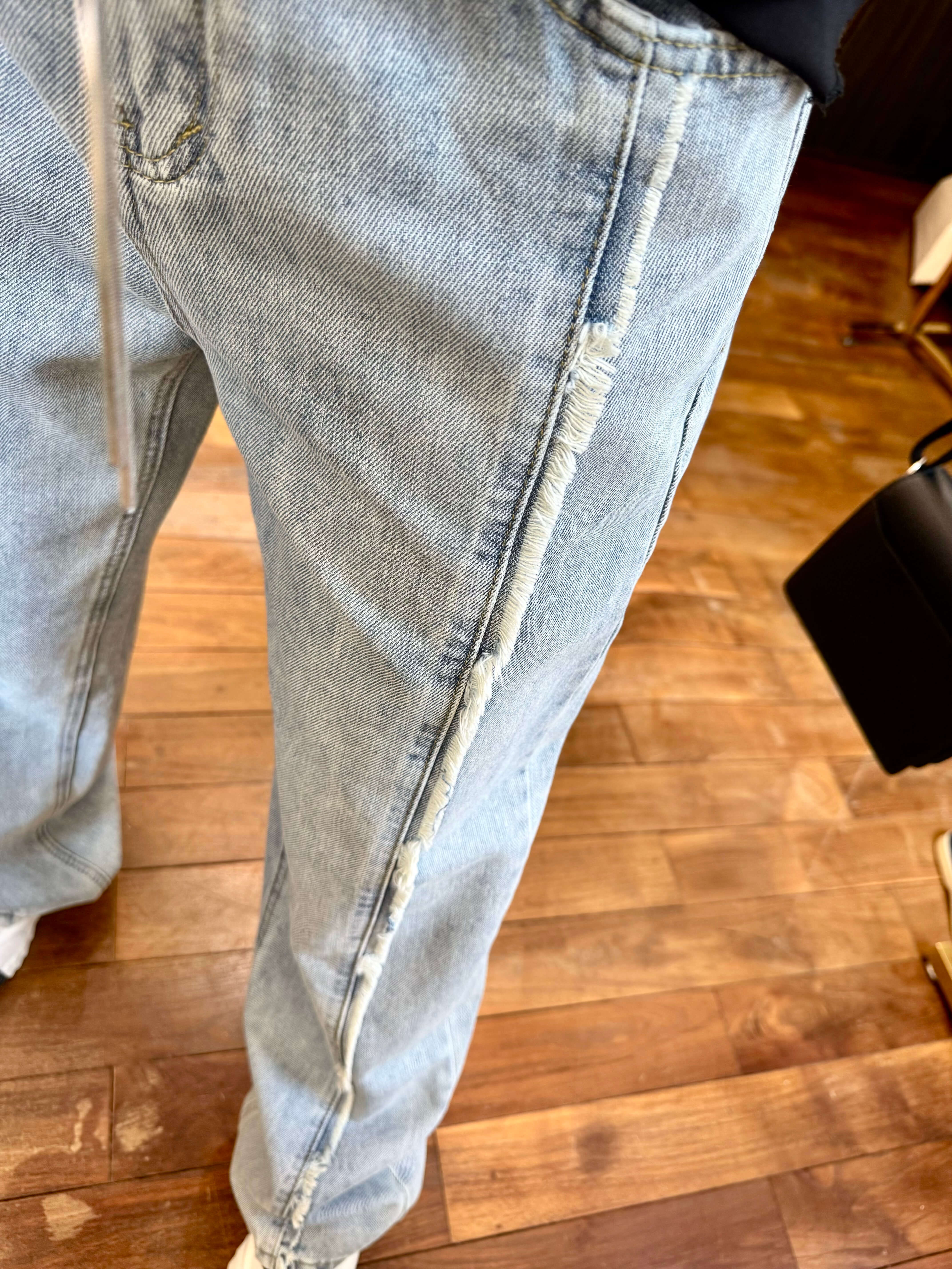 Trimmed Details High-Rise Wide-Leg Jeans_JE253L15