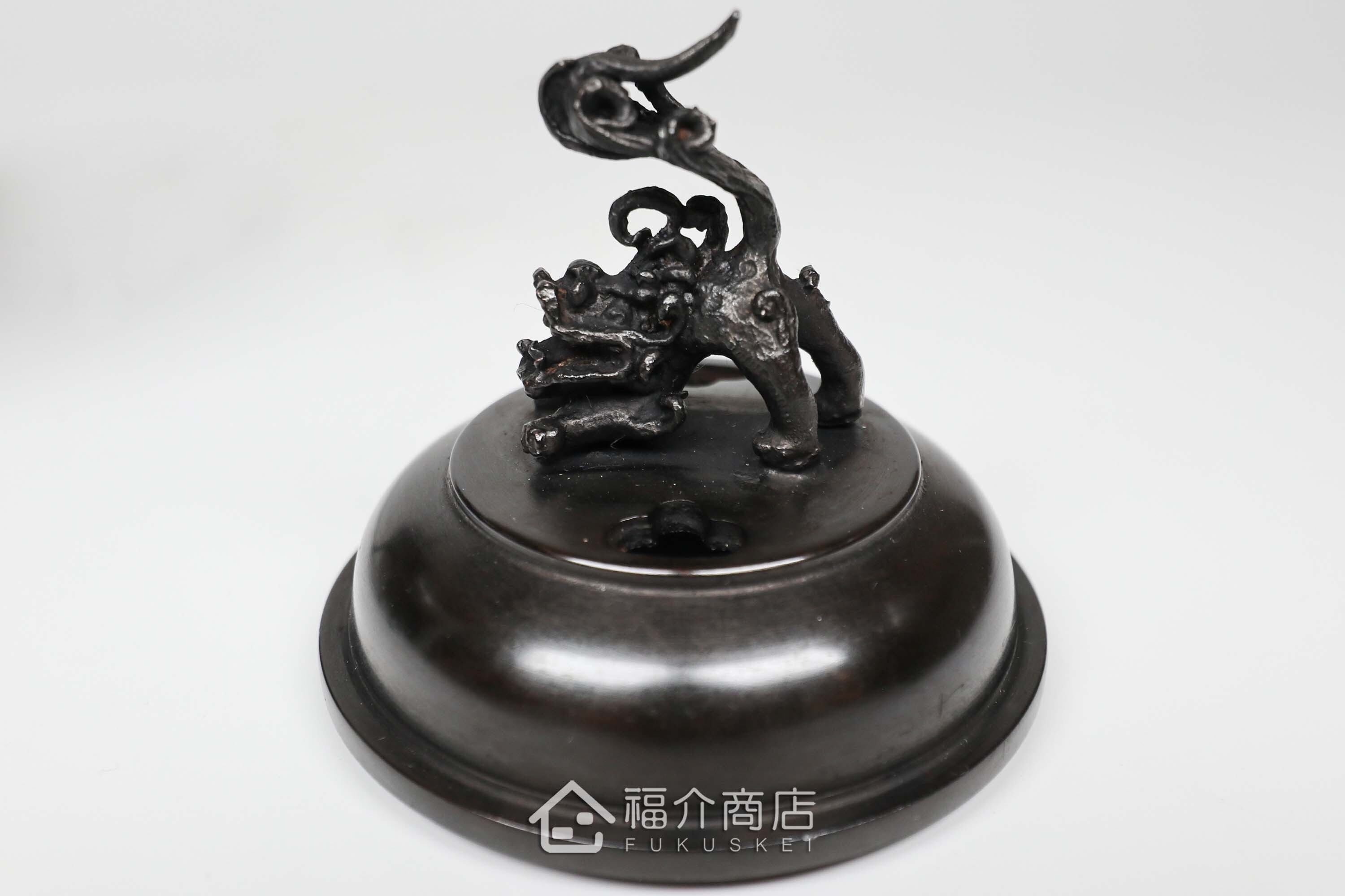 青銅材質的香爐