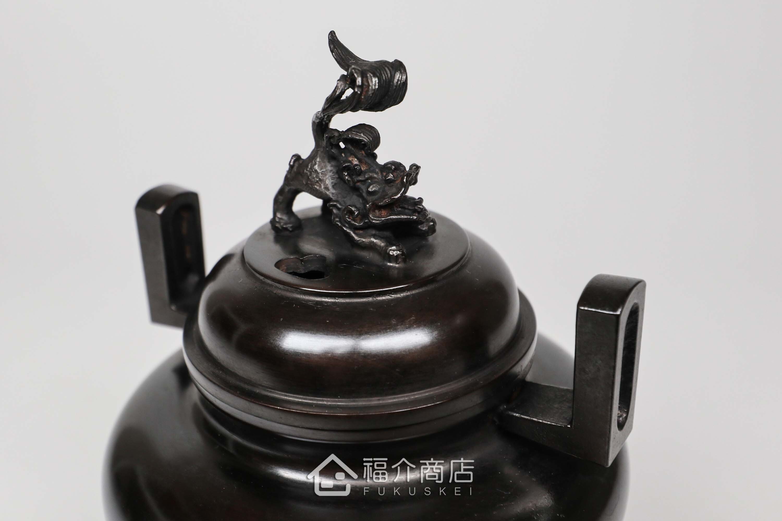 青銅材質的香爐