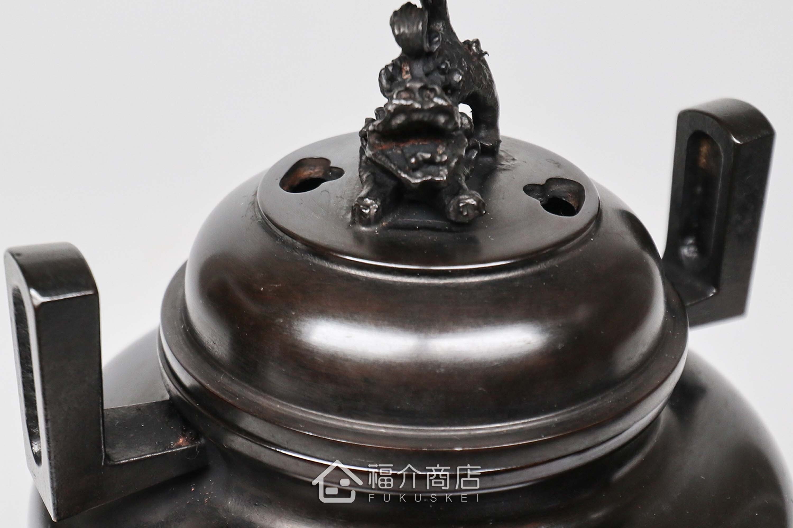 青銅材質的香爐