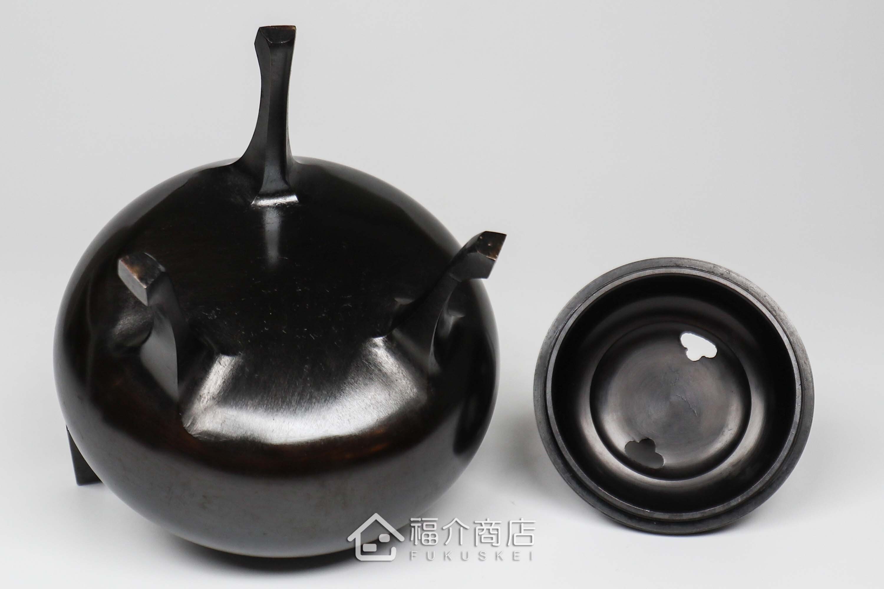 青銅材質的香爐