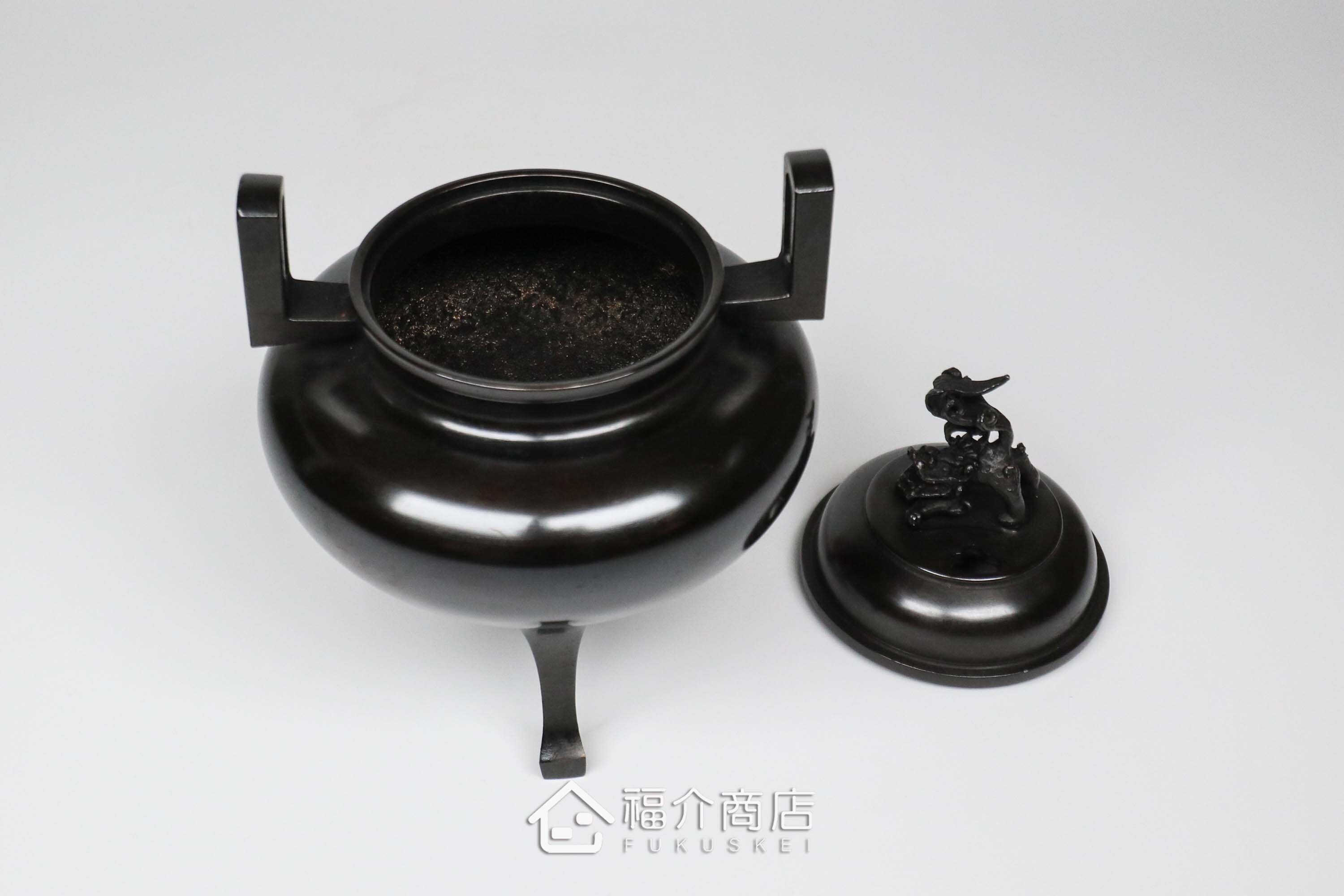 青銅材質的香爐