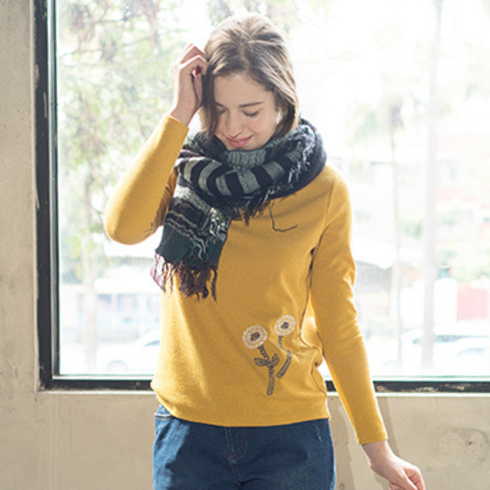 PIPPY刺繡花朵暖暖彈性布圓領上衣  黃