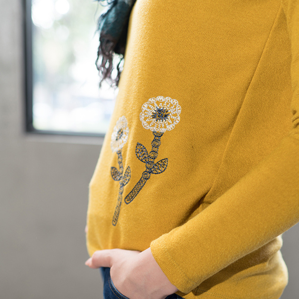 PIPPY刺繡花朵暖暖彈性布圓領上衣  黃