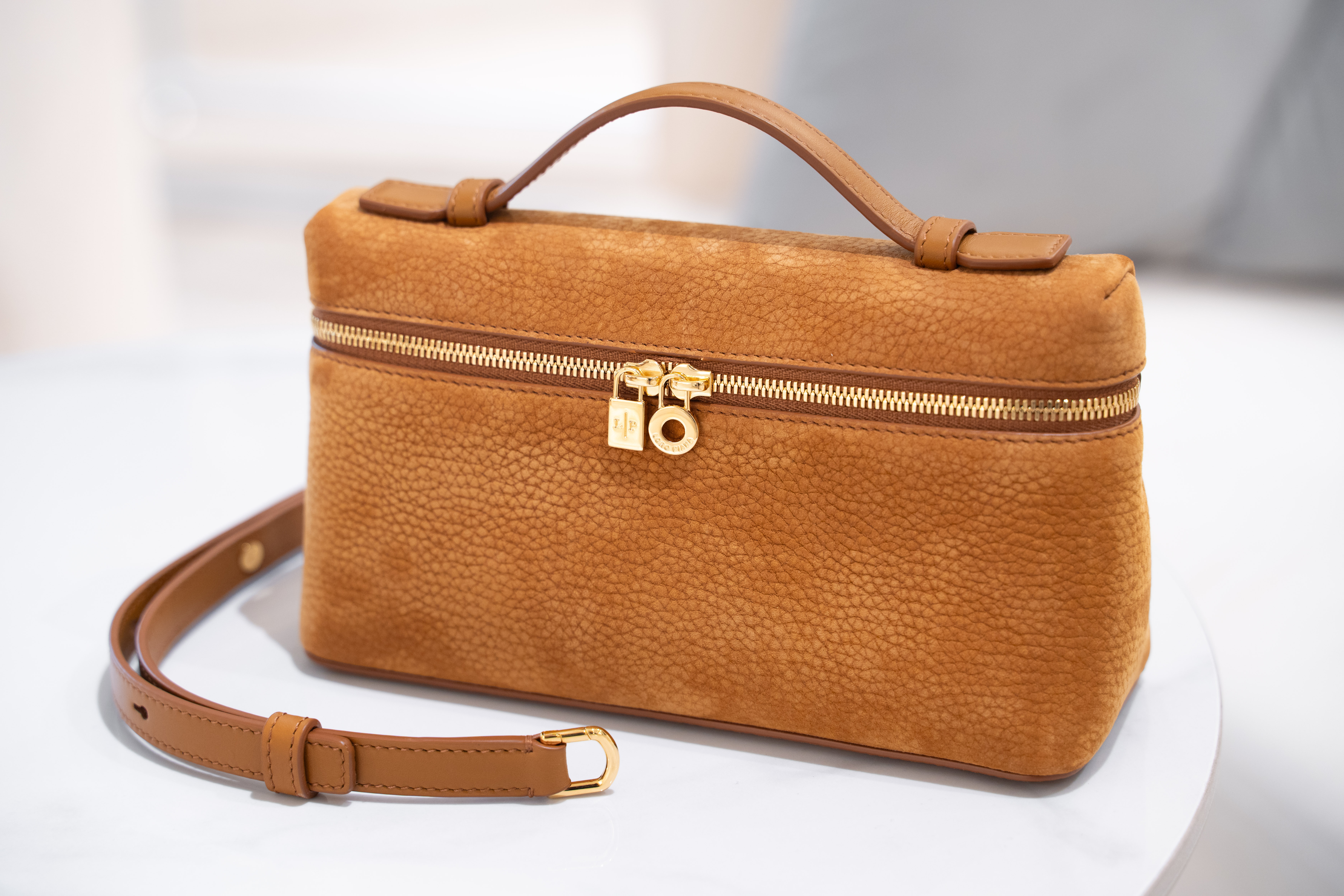 Loro Piana ExtraPocket L19拉鍊開合小牛皮手拿袋 女款棕色