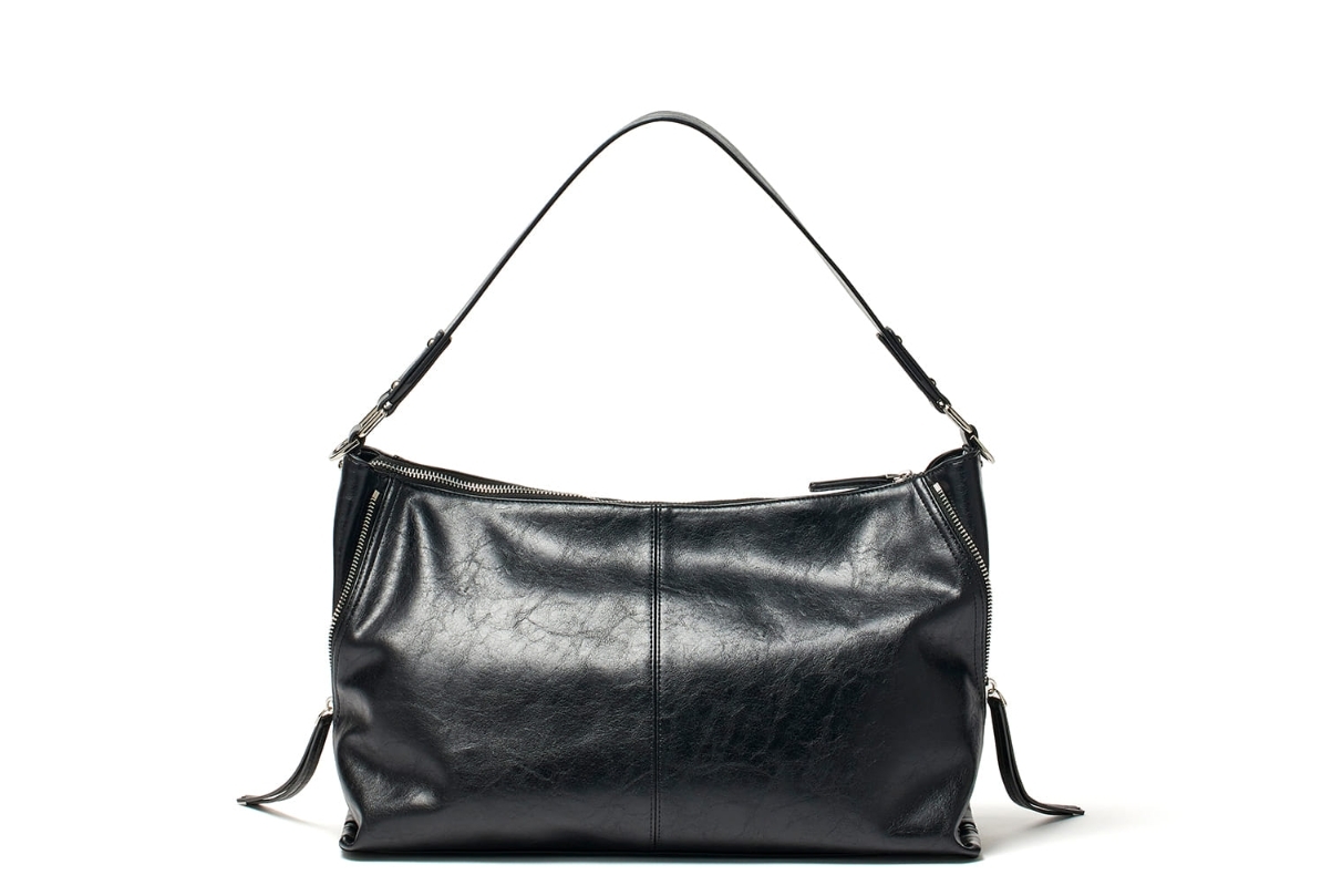 MATIN KIM SIDE ZIPPER SHOULDER BAG IN BLACK 側拉鍊肩背包