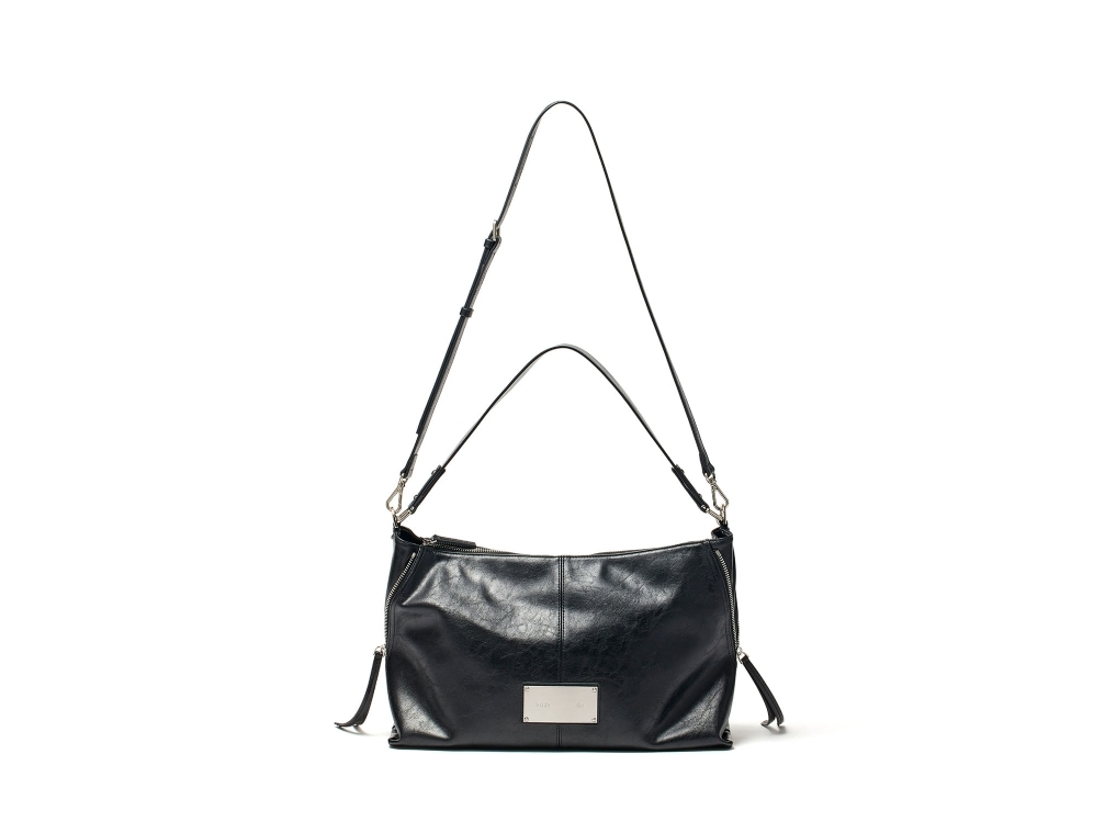 MATIN KIM SIDE ZIPPER SHOULDER BAG IN BLACK 側拉鍊肩背包