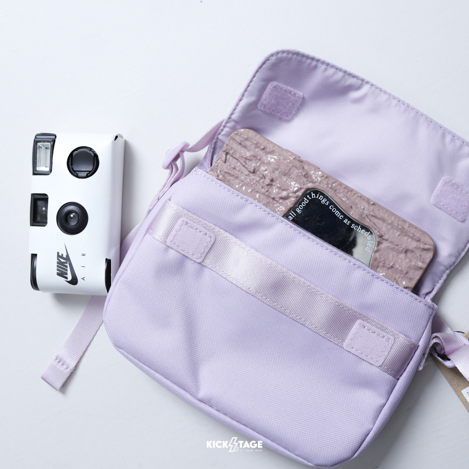 NIKE Y NK CROSSBODY-MTRL GFX 紫 立體LOGO 花朵 多夾層 魔鬼氈 側背包 斜背包【HQ2109-537】