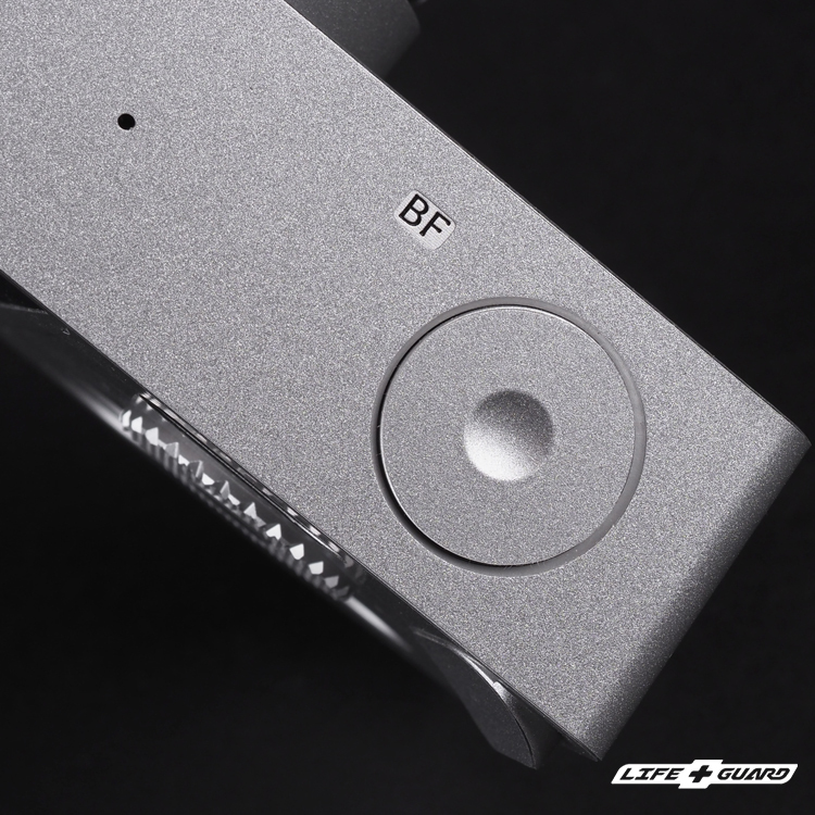 緞面銀貼膜質感特寫，LIFE+GUARD 設計風格