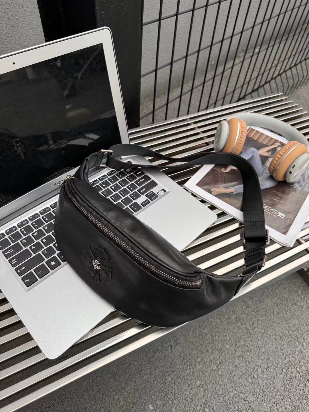 209克羅心牛皮胸包