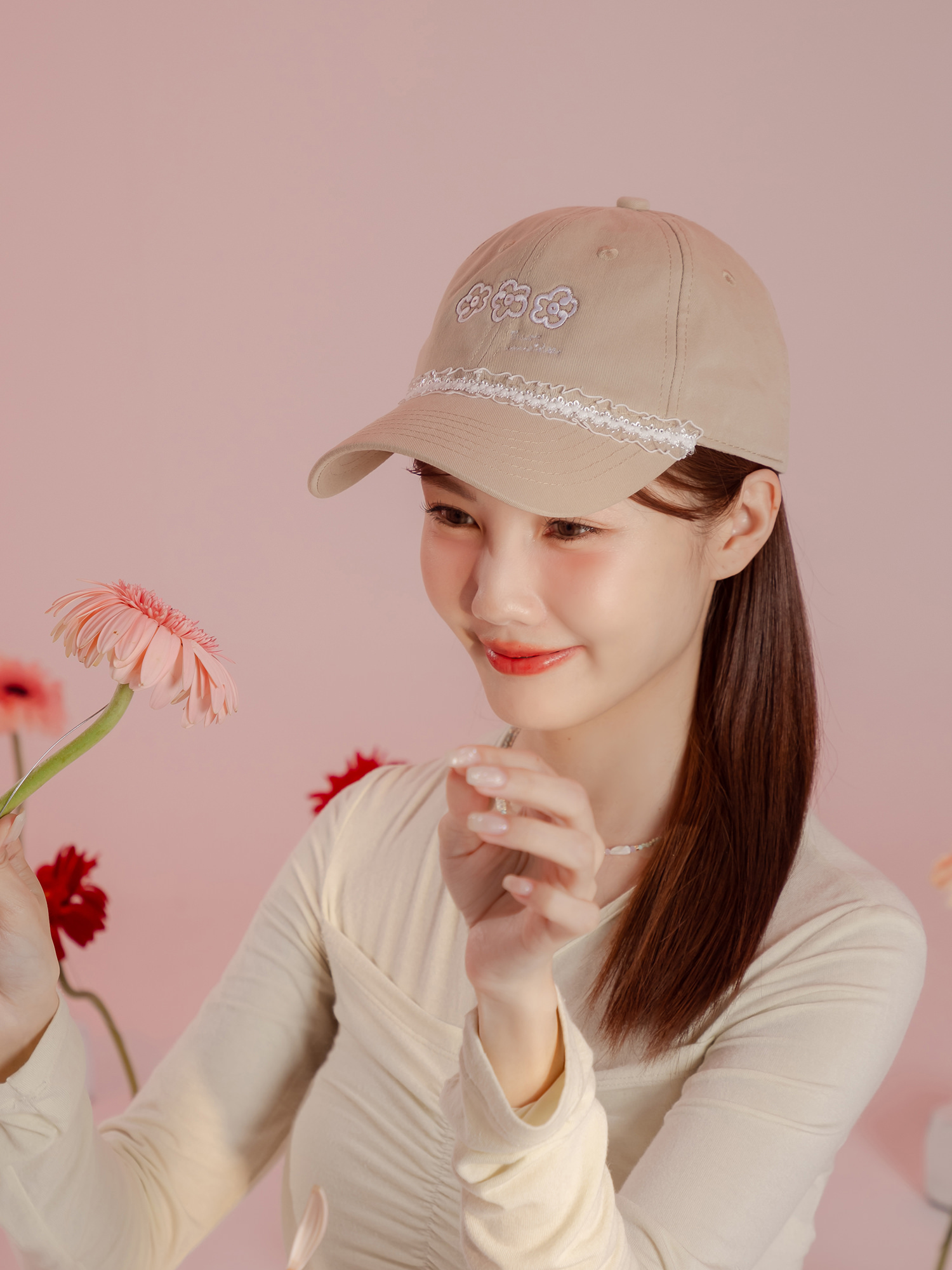 週末計畫。MUCHAT手作刺繡小花蕾絲棒球帽 (素帽卡其不含別針)