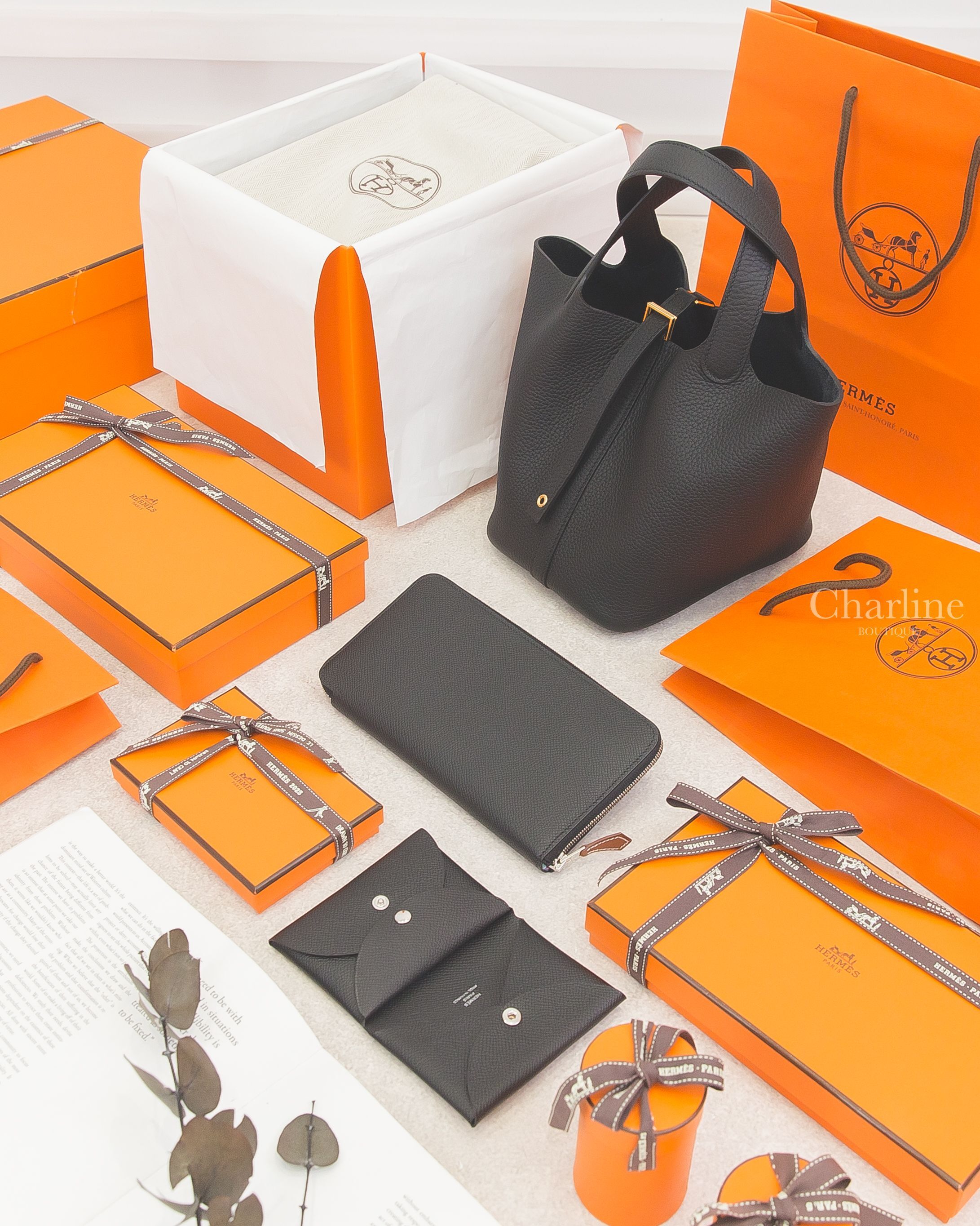 Hermès 黑色絲巾拉鍊長夾,Hermès Calvi Duo Compact Card Holder 黑色信封釦式零錢袋卡片夾,Hermès Picotin 18cm 黑色金釦小型水桶包-Charline Boutique 精品代購