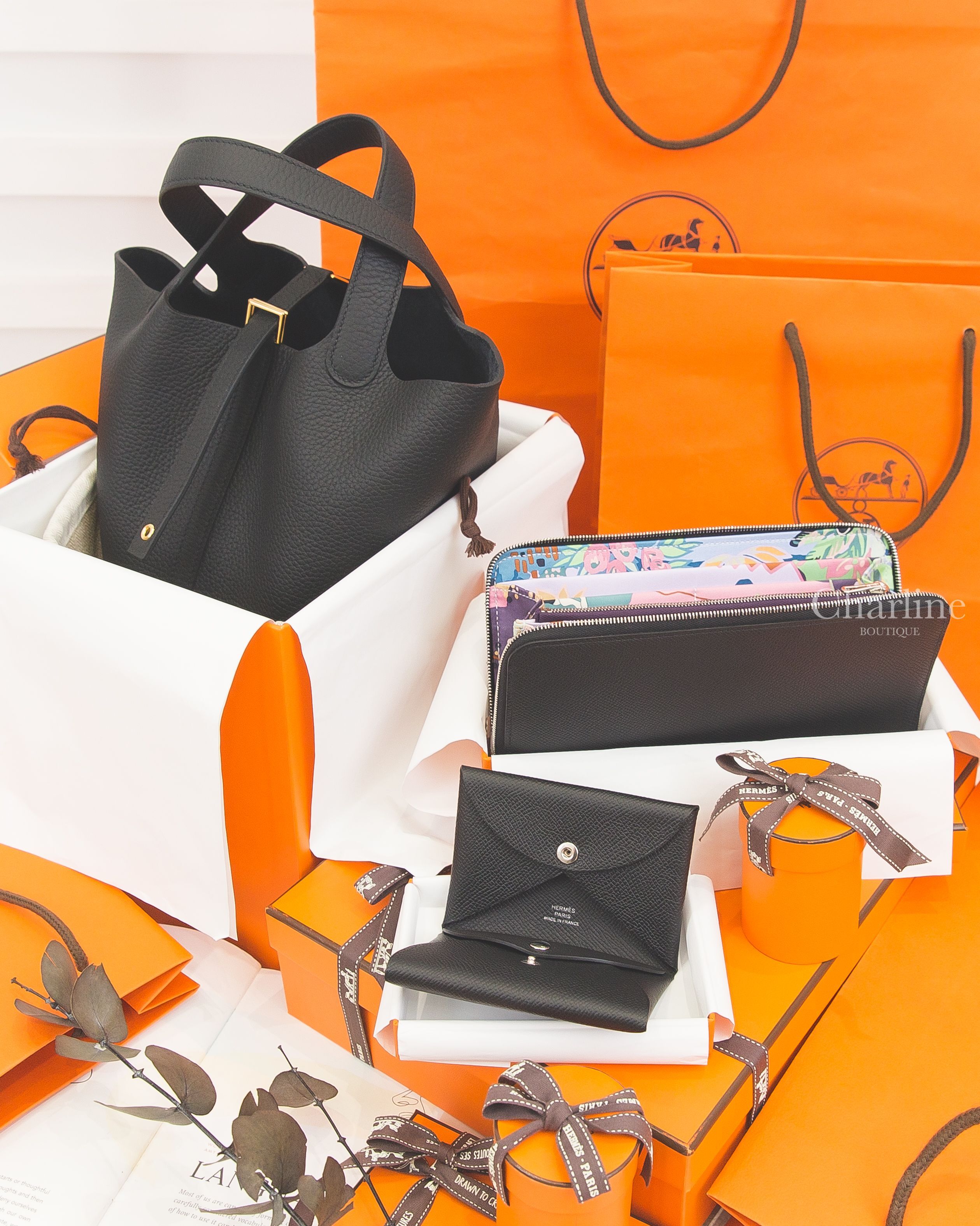 Hermès 黑色絲巾拉鍊長夾,Hermès Calvi Duo Compact Card Holder 黑色信封釦式零錢袋卡片夾,Hermès Picotin 18cm 黑色金釦小型水桶包-Charline Boutique 精品代購