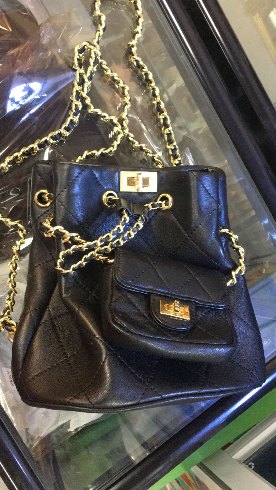 KR 皮革BACKPACK<前面細袋可拆出來,獨立用（此為清貨價貨品不設退換） (AT6 906)