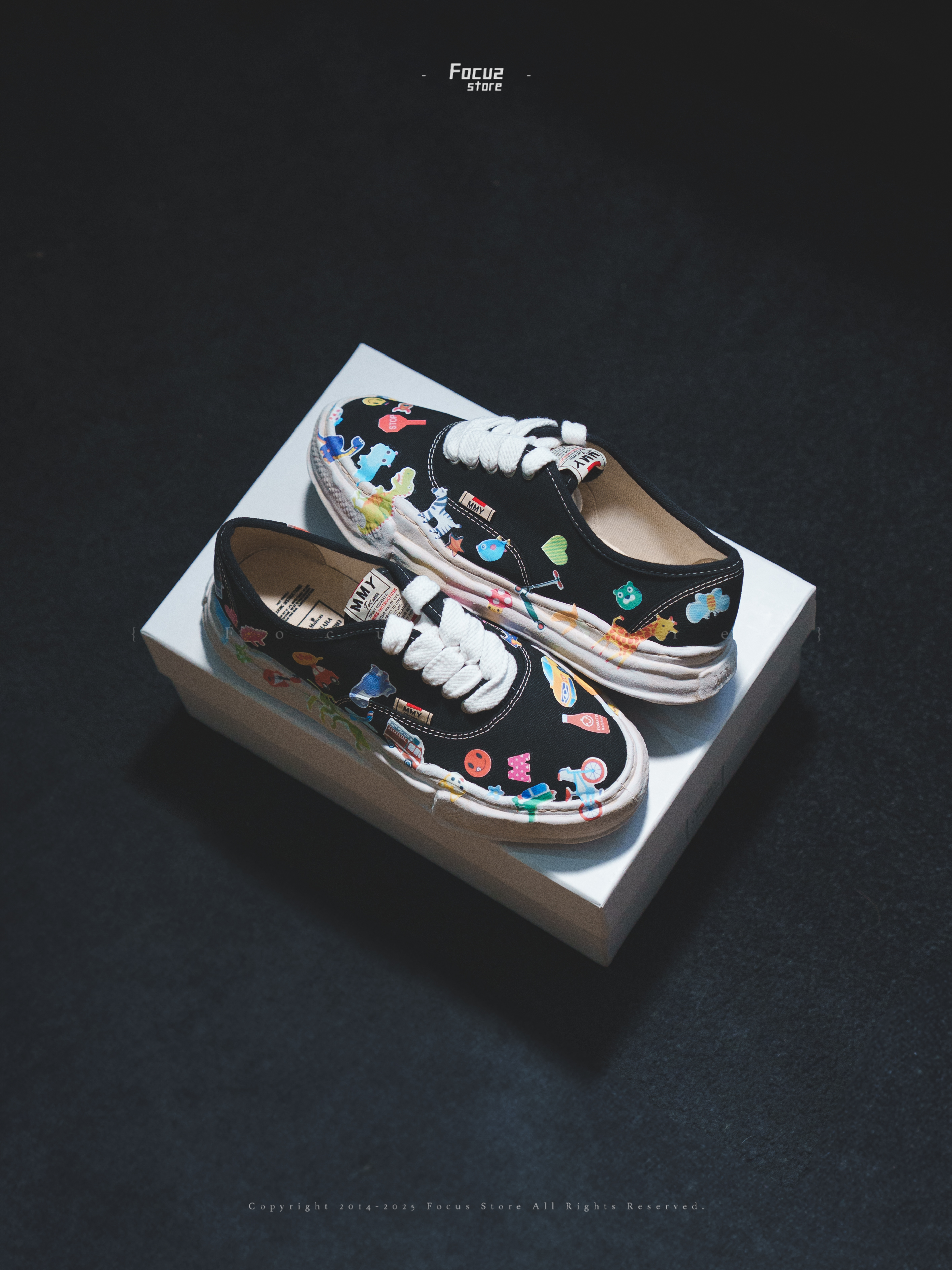 【Focus Store】預購 Maison Mihara Yasuhiro Baker OG "Black" 黑色 滿版印花貼紙 25SS A14FW745