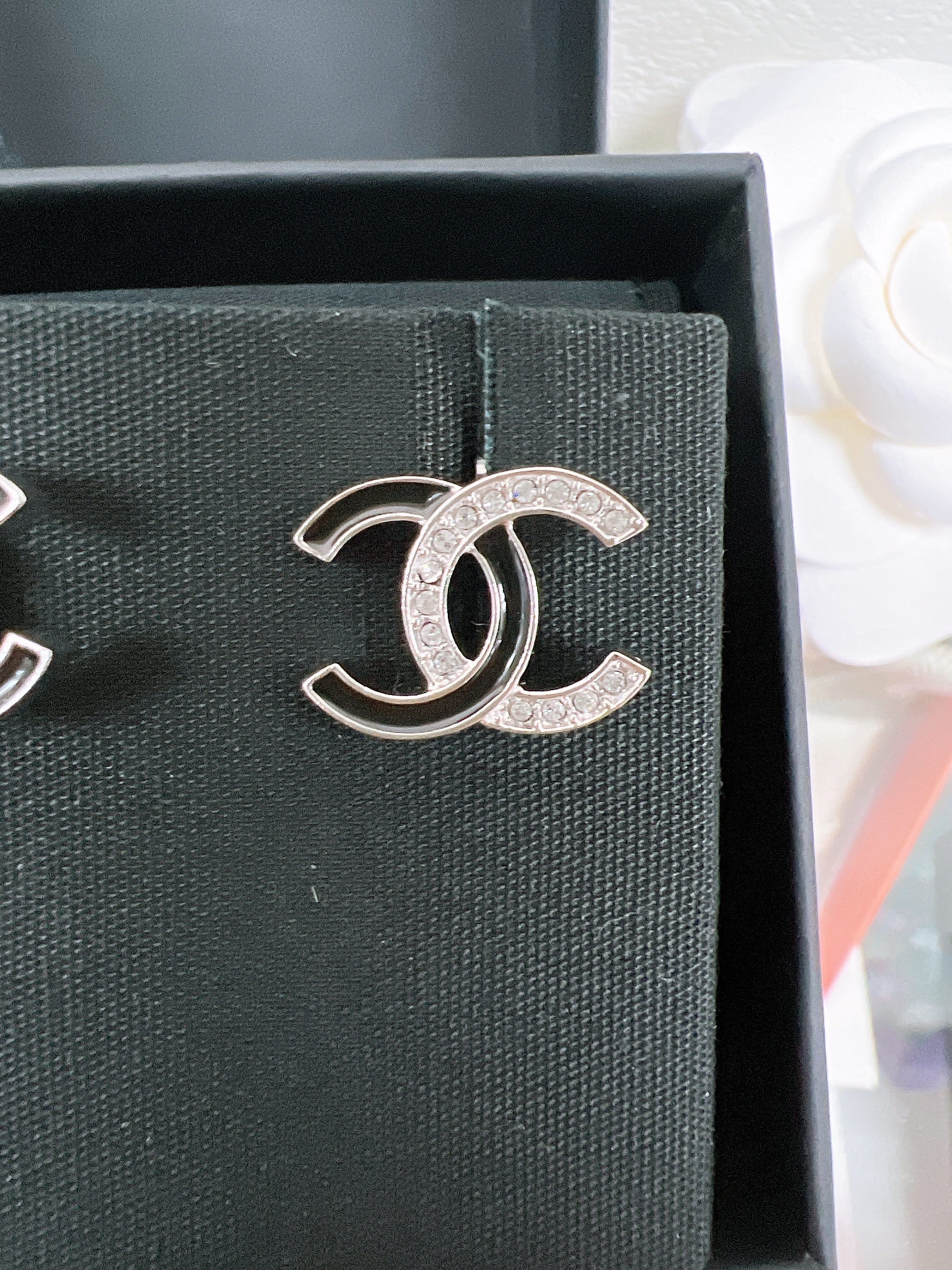 *Unused* Chanel earrings black silver logo 25s