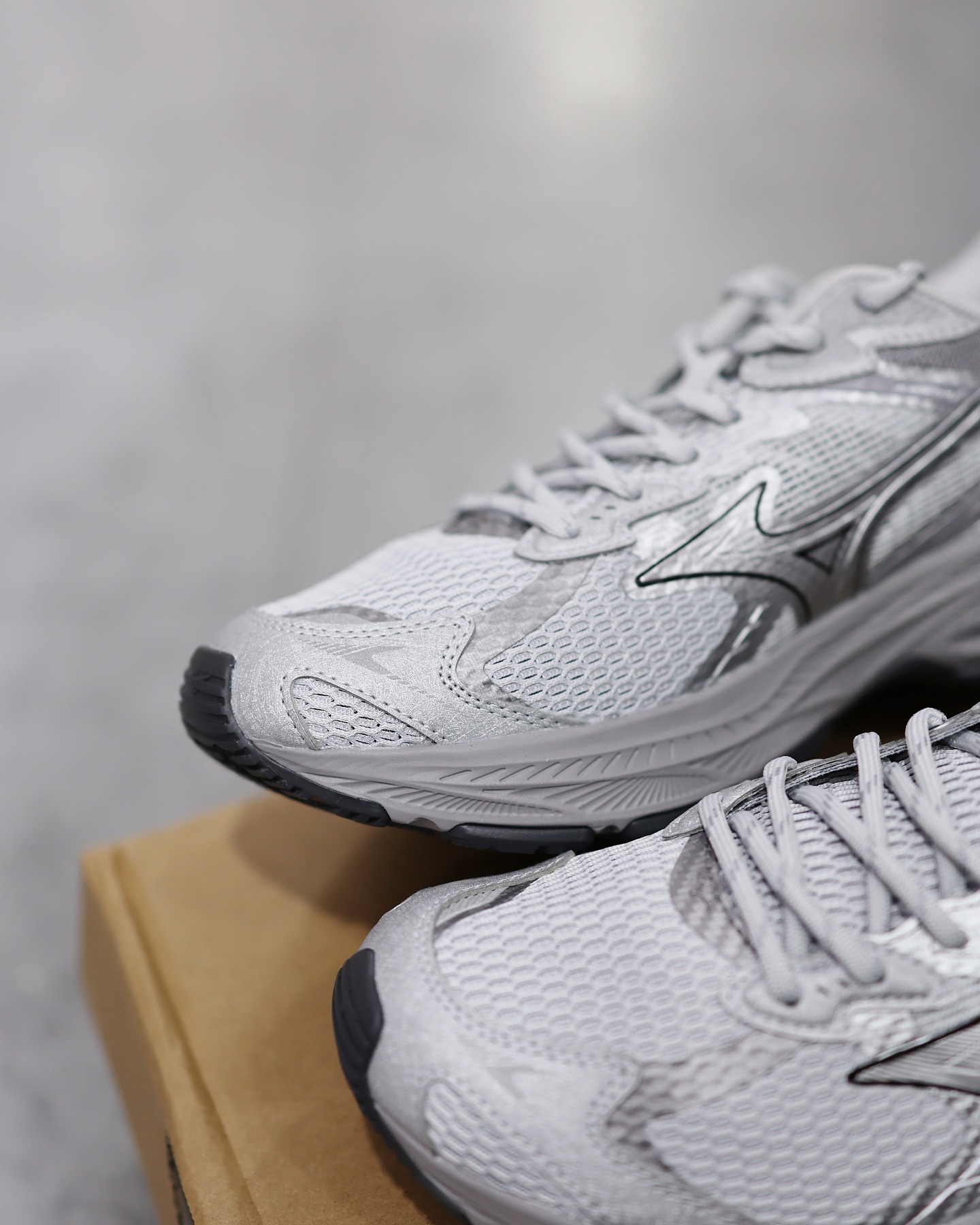MIZUNO Racer V2 GREY 港霧灰 D1GH250605