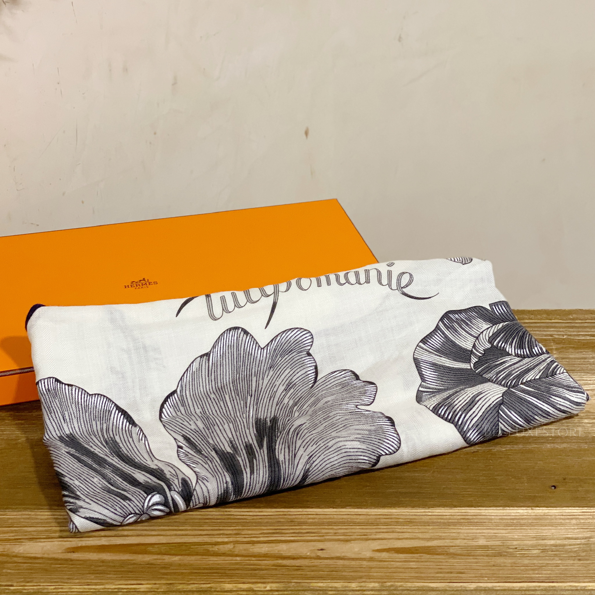 Unused] Hermes Tulipomanie giant triangle scarf cas