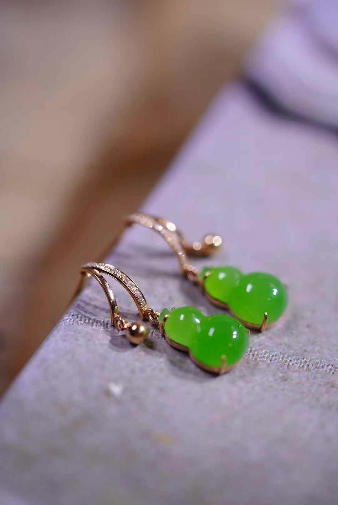 51979 和田玉蘋果綠碧玉耳釘