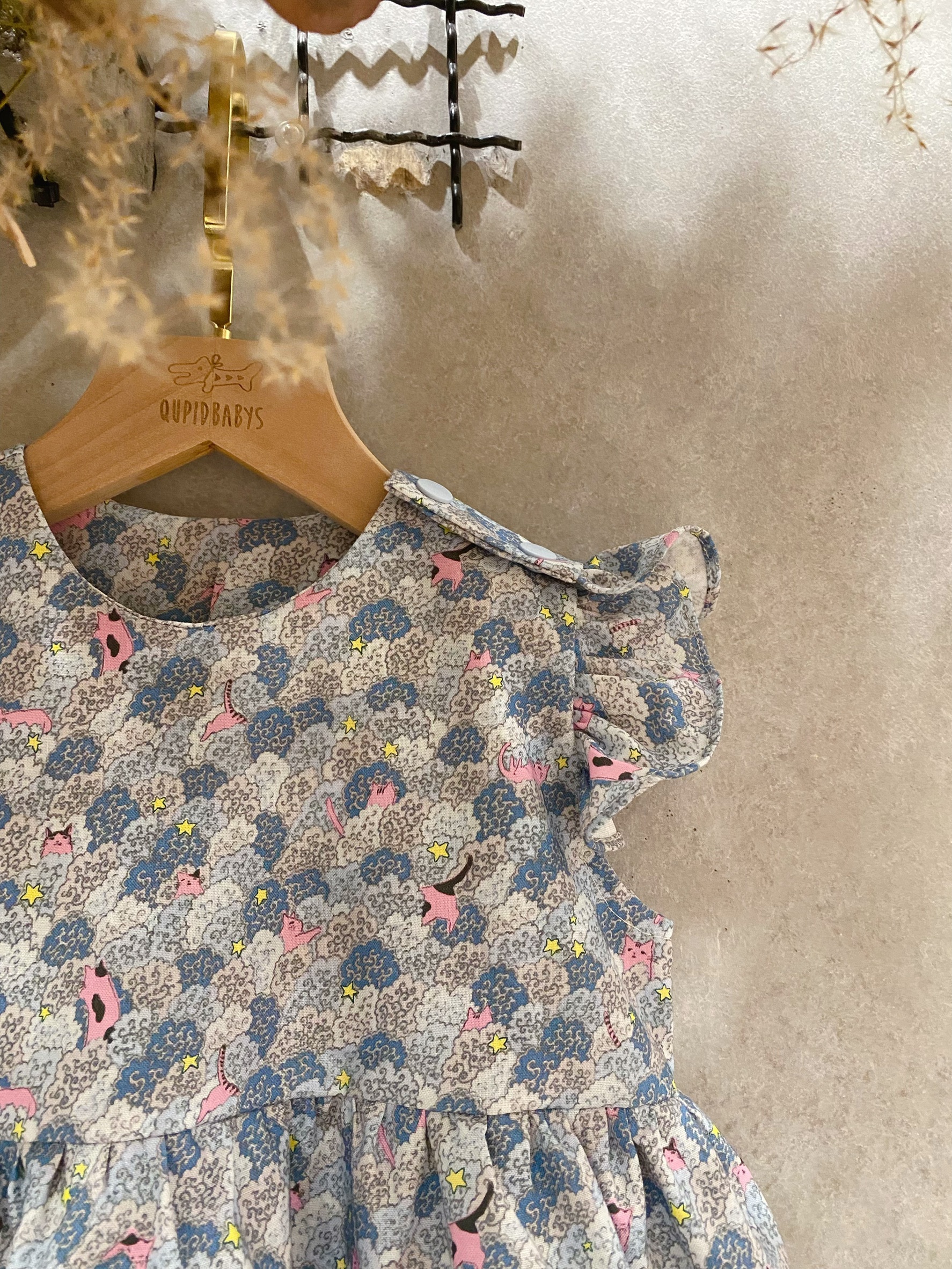 藍花叢貓咪 荷葉邊包屁洋裝(80)