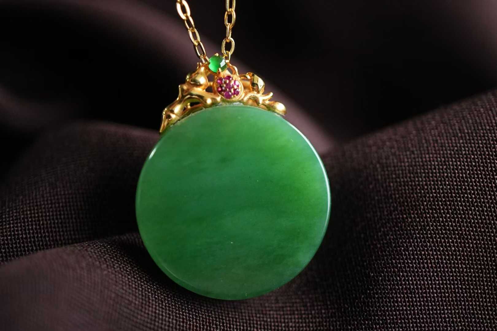 18k使用天然和田玉翡翠グリーン碧玉の円板型トップAB989 18k使用天然和田玉翡翠グリーン碧玉の円板型トップAB989 - メルカリ
