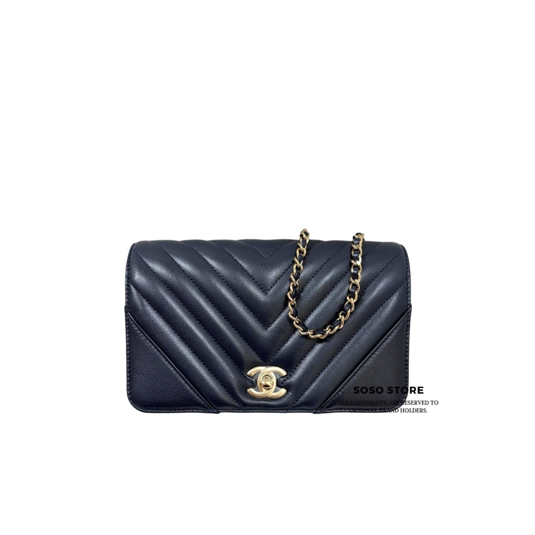 Chanel Flap Bag - Navy / Ghw