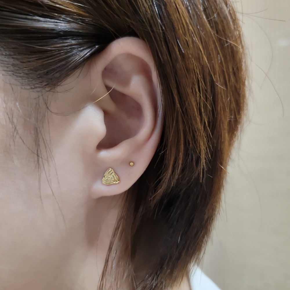 【me.luxe】K18三角針織紋耳環