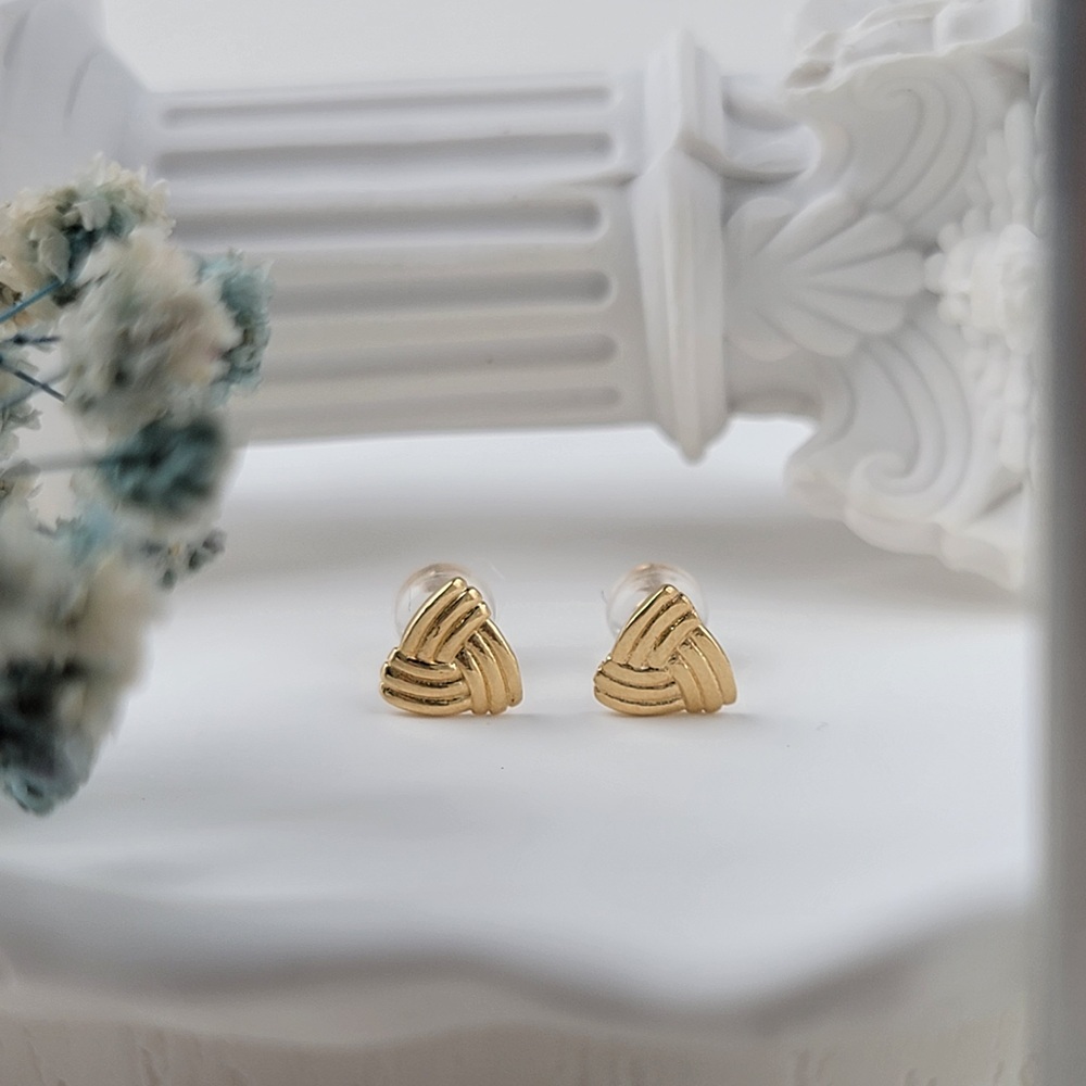 【me.luxe】K18三角針織紋耳環