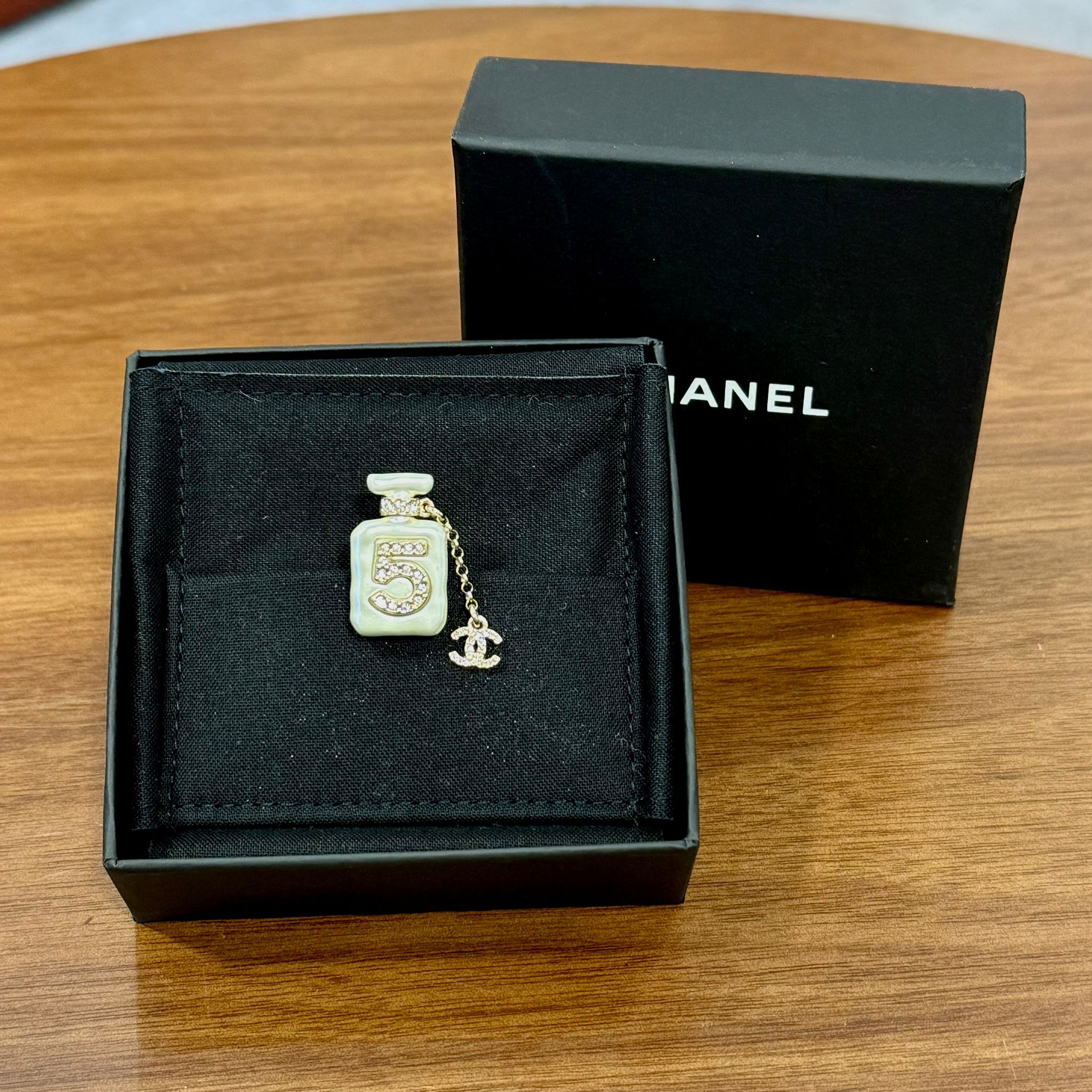 全新CHANEL胸針 AB8478 珍珠白貝母 NO.5香水樽 #BRAND NEW #香榭站正品