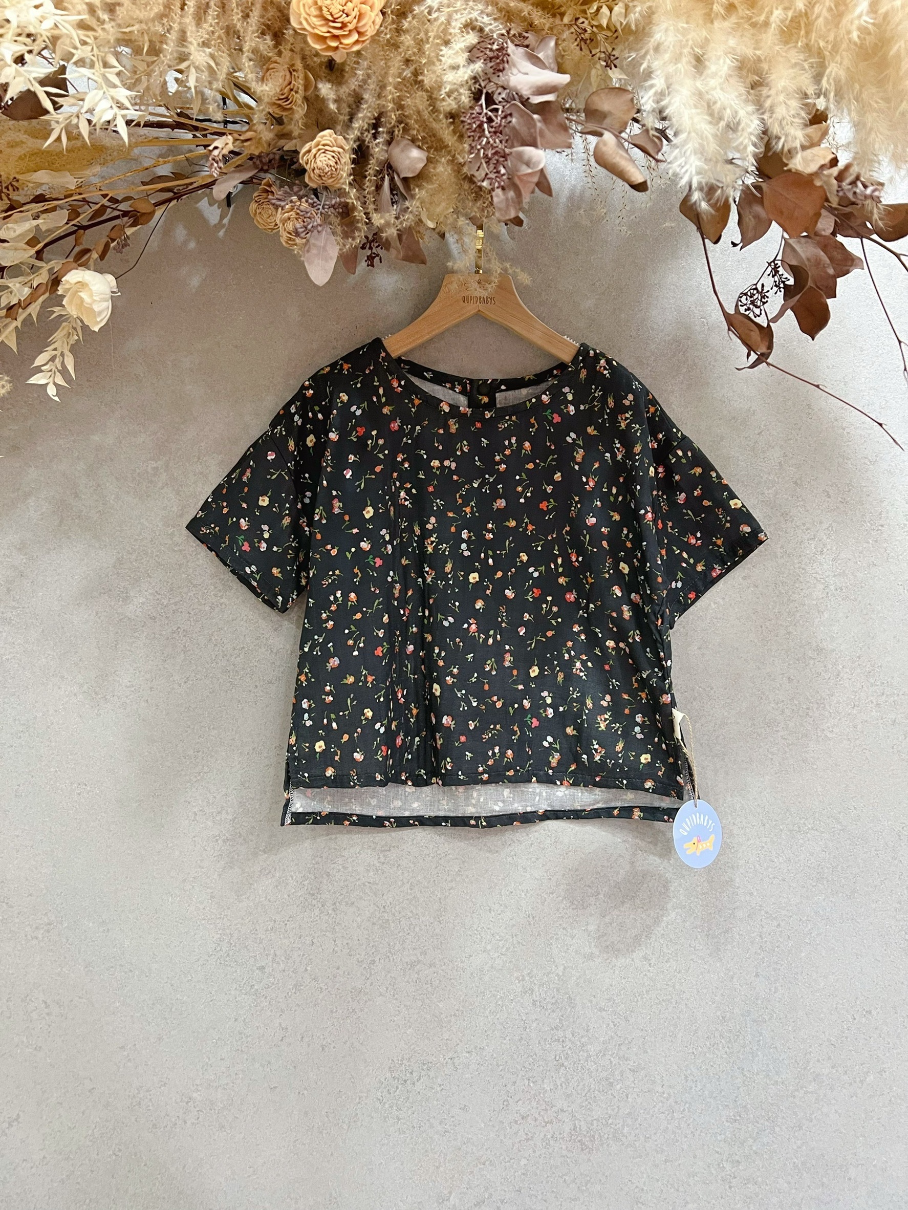 黑底壓花 五分袖上衣(120)