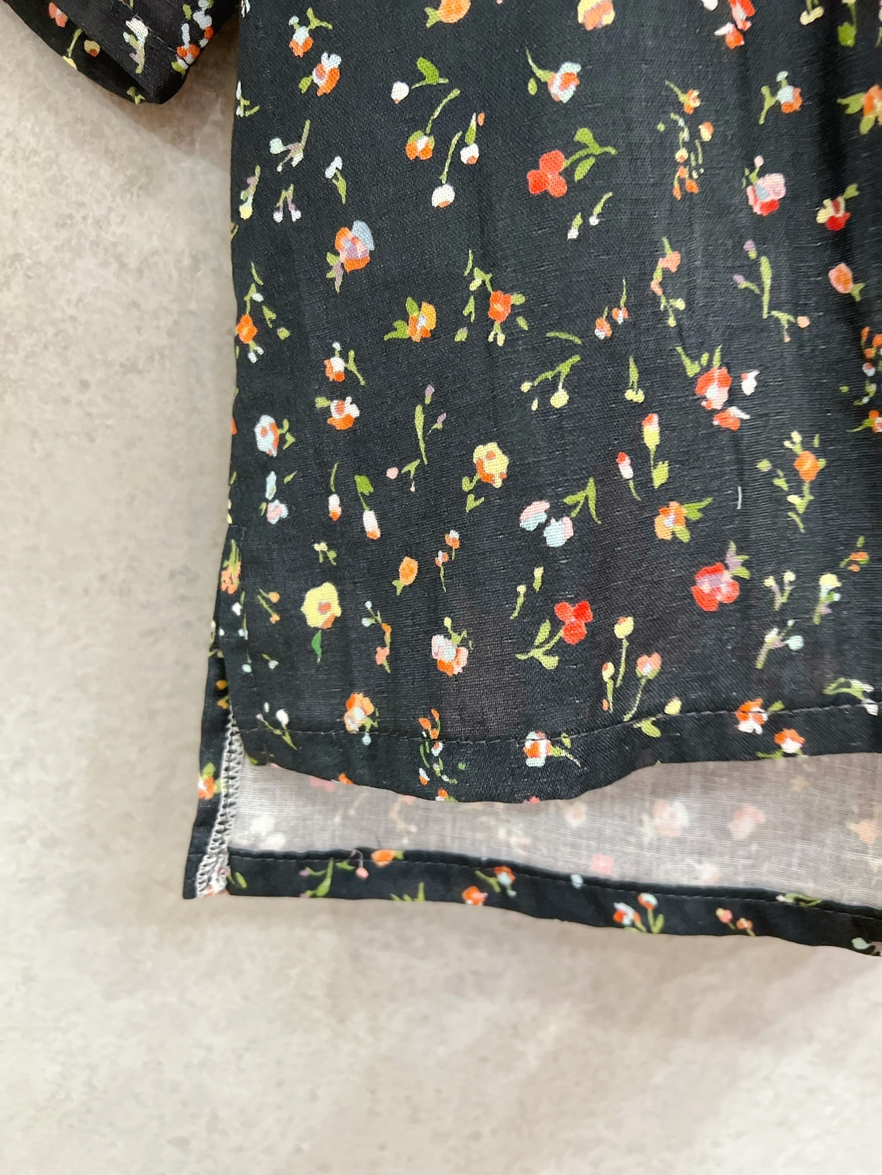 黑底壓花 五分袖上衣(120)