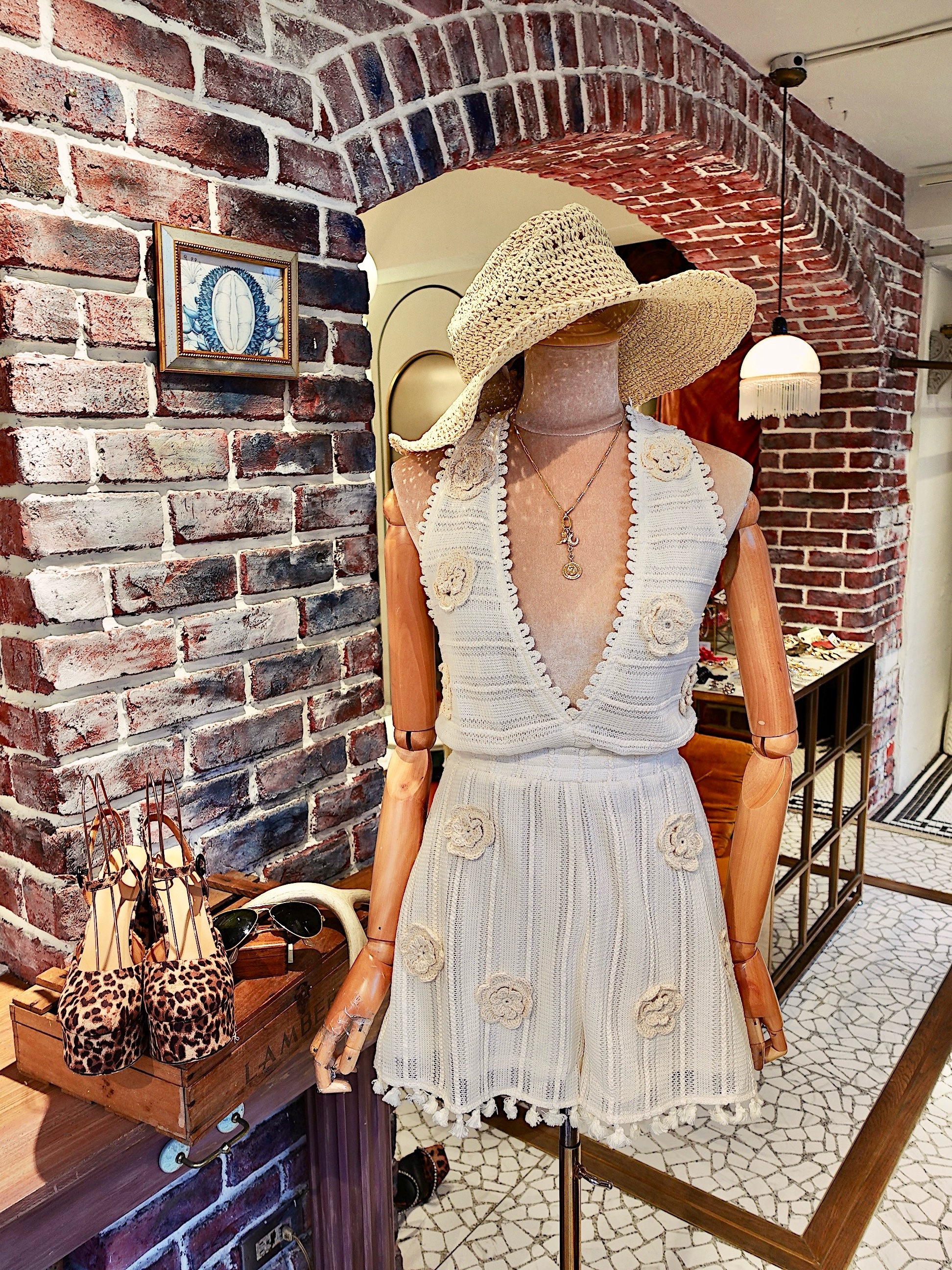 Creamy White奶油色鈎洞針織立體花流蘇繞脖連身短褲Romper