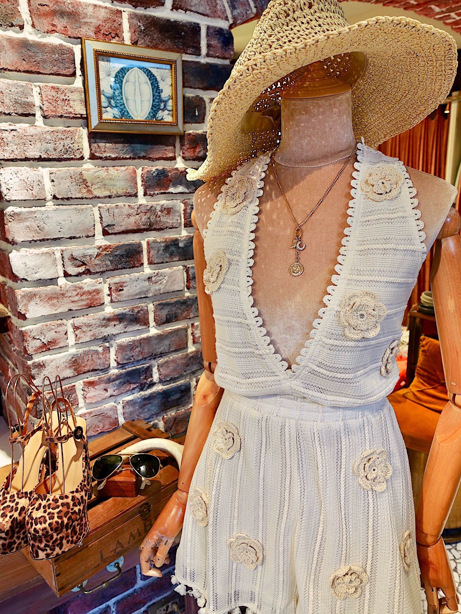 Creamy White奶油色鈎洞針織立體花流蘇繞脖連身短褲Romper