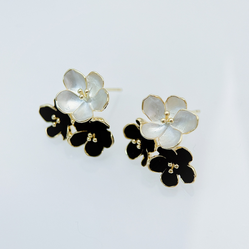 白黑雙花立體耳環