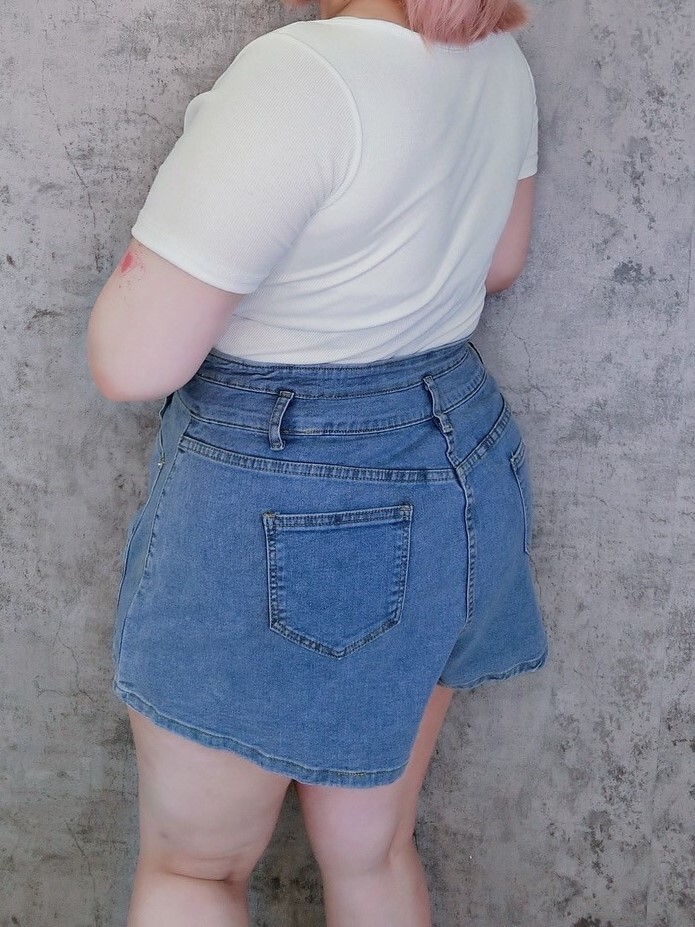顯瘦剪裁雙排釦造型割線牛仔短褲